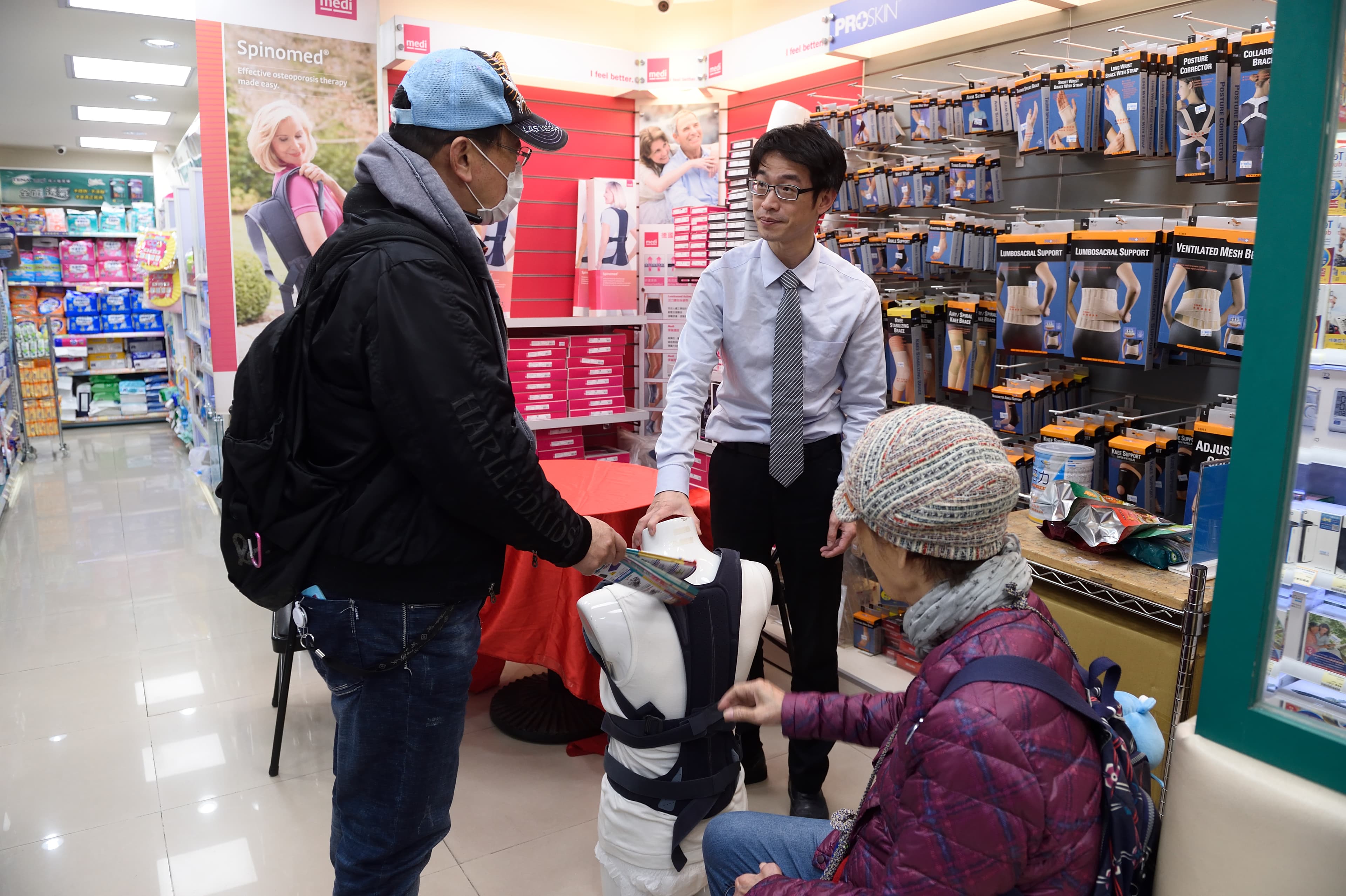 醫療照護產品專業知識多，杏一門市強調專業化服務，服務人員仔細說明與示範。