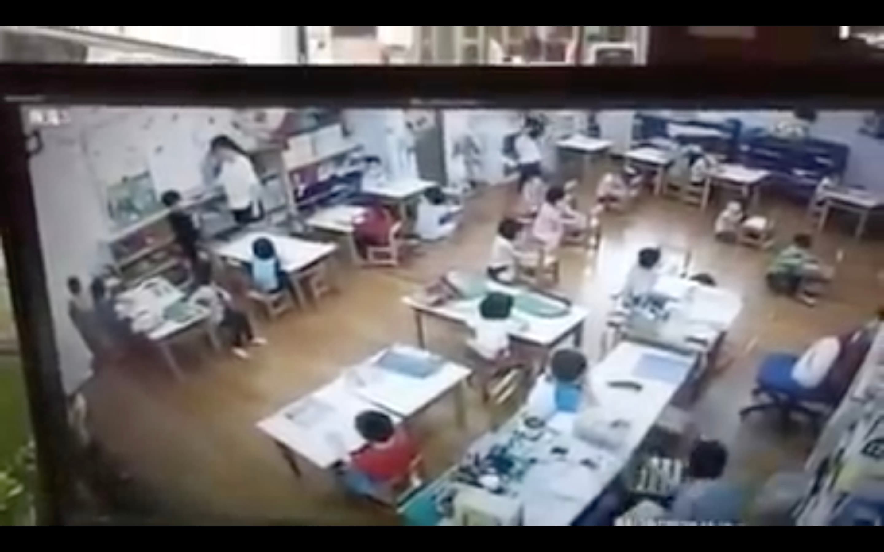 教師不僅將孩童扯頭髮拖行到角落,還出手打男孩頭部。(翻攝爆料公社)