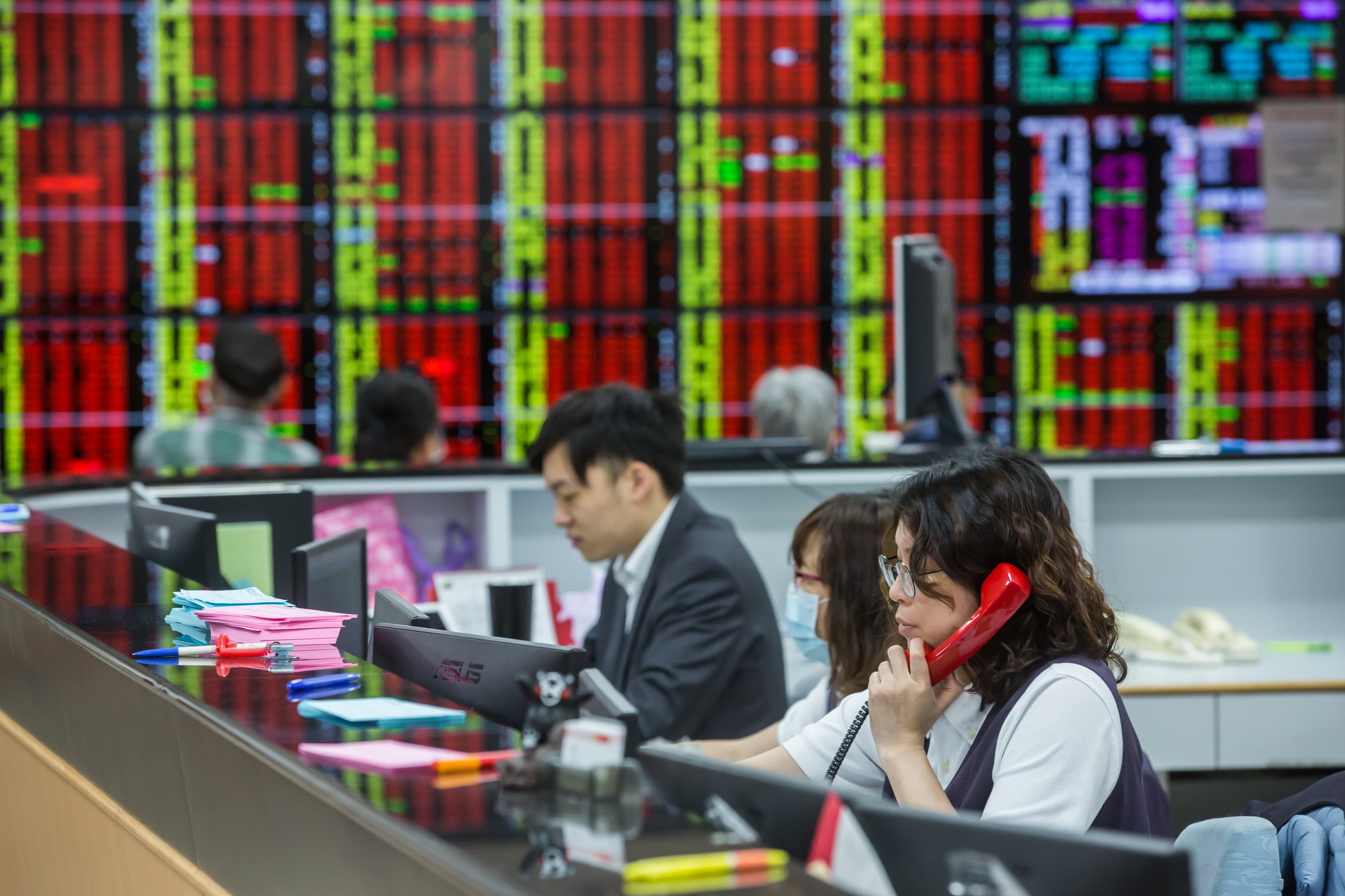 疫情影響趨穩，台股在電金傳產權值股帶量領攻下，重新站回年線。 