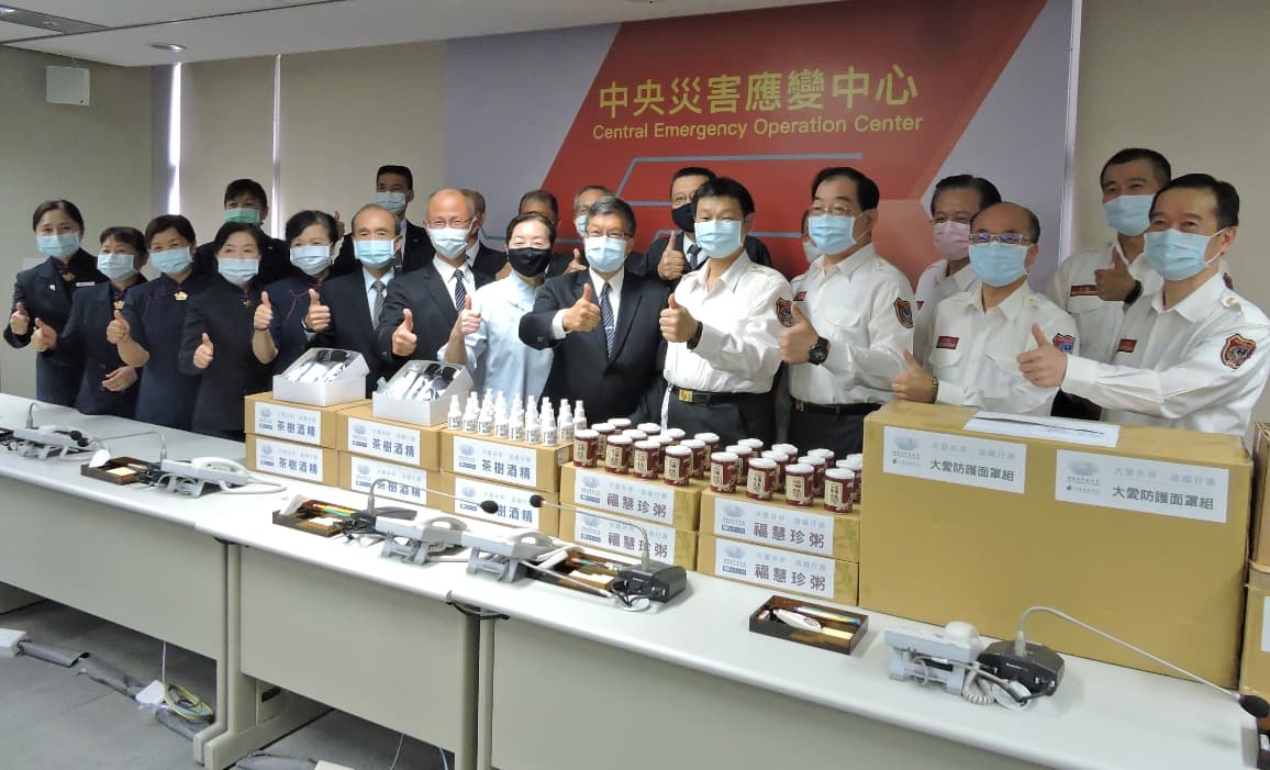 慈濟慈善基金會一日前往消防署捐贈物資，表達對第一線防疫消防員的支持。（翻攝畫面）