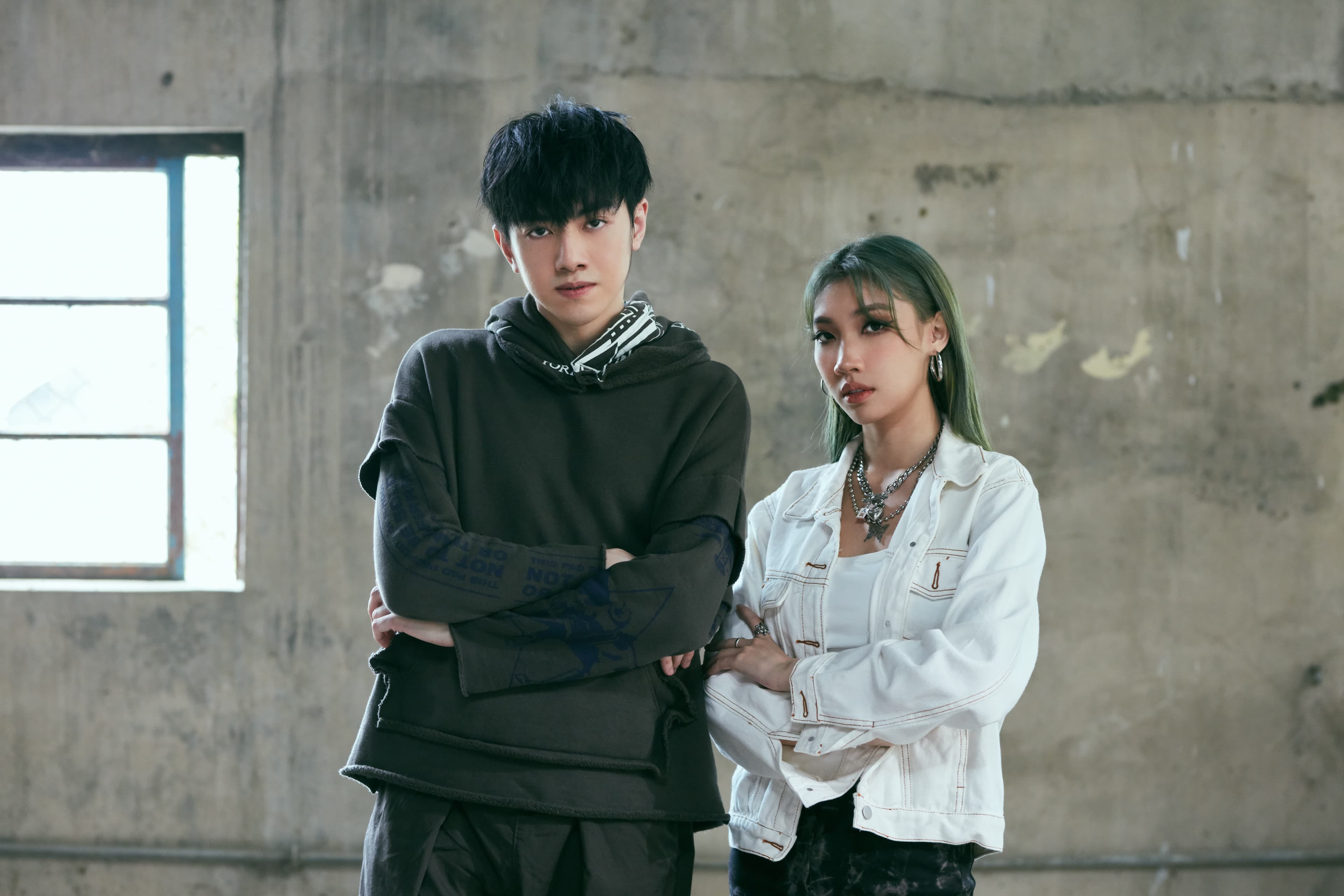 Netflix影集《誰是被害者》由 Karencic（右）與「聲林之王」第一屆總冠軍李友廷參與演唱。（華研提供）