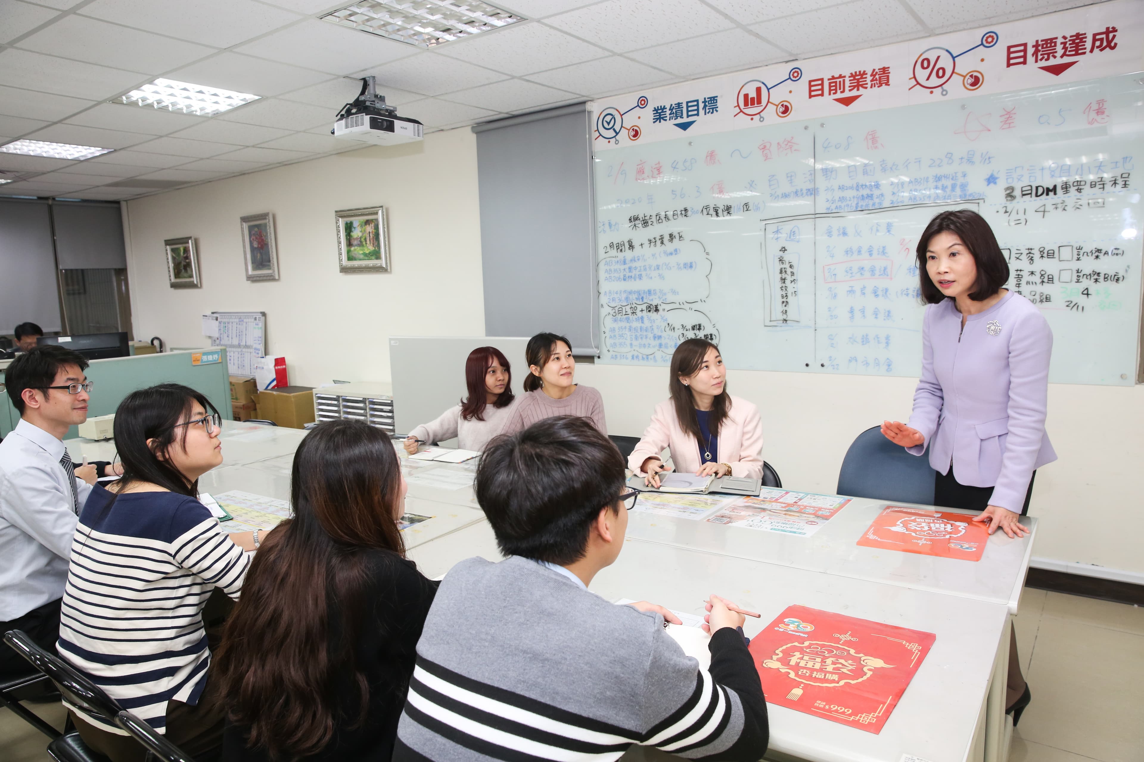 陳麗如重視員工教育訓練，她會親自編撰講義與門市銷售SOP，奠定團隊紮實基礎。