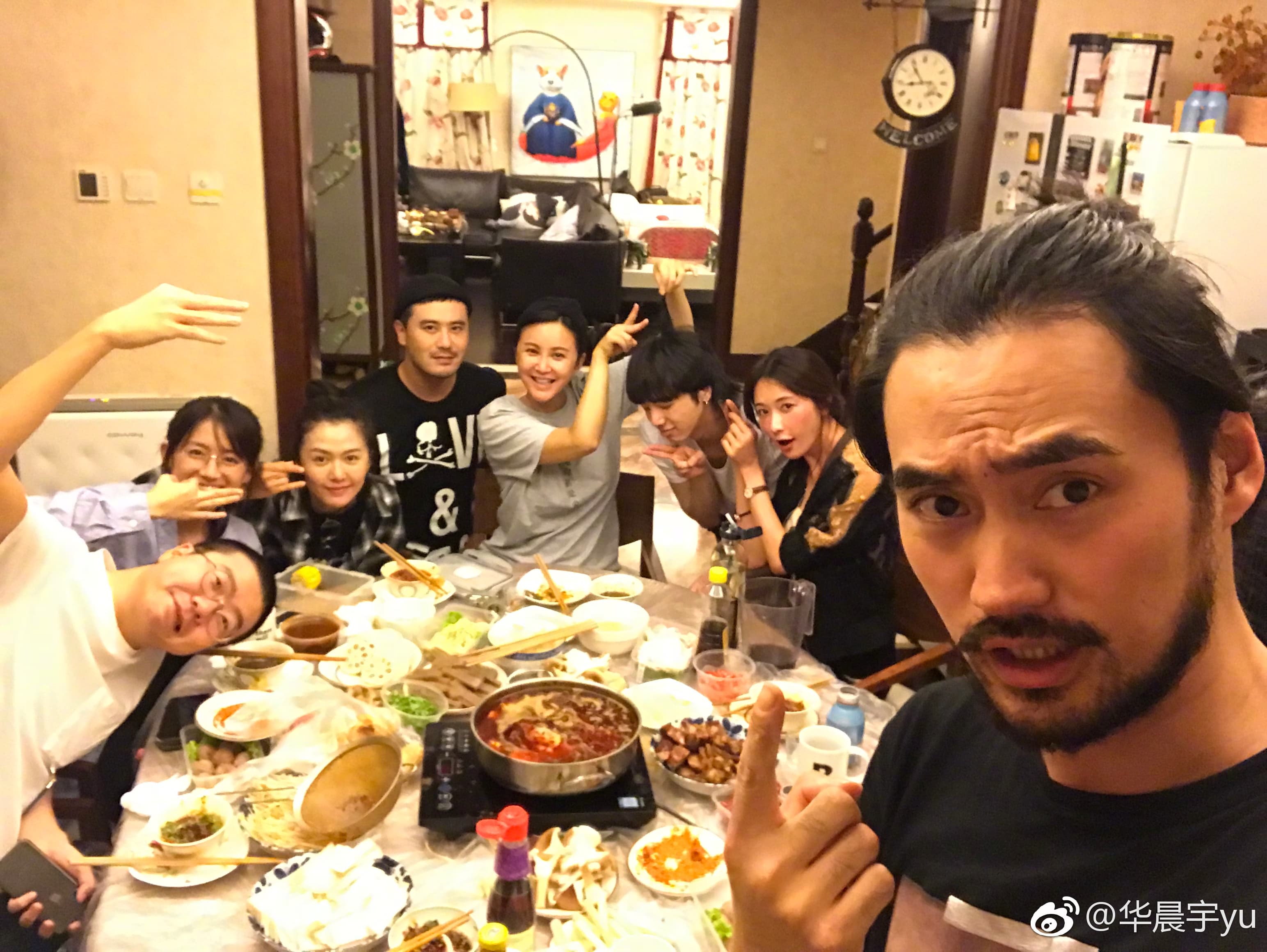 華晨宇（右三）與袁弘（前）、張藝歆（右四）夫婦交情很好。（翻攝華晨宇微博）