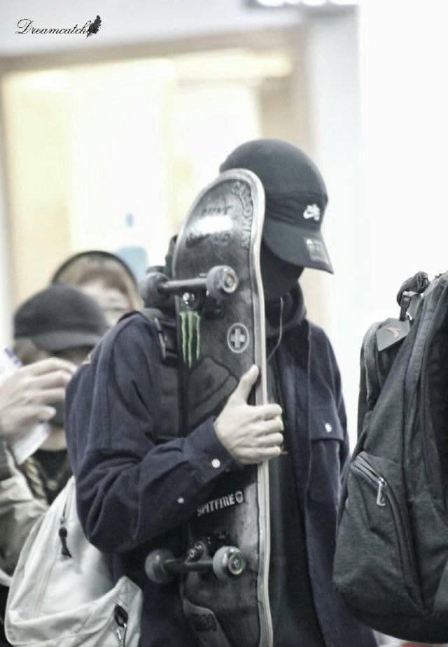 王一博在機場總會有大批粉絲接送機，不願意被拍的他只能用滑板擋臉，表達心中不悅。（網路圖片）