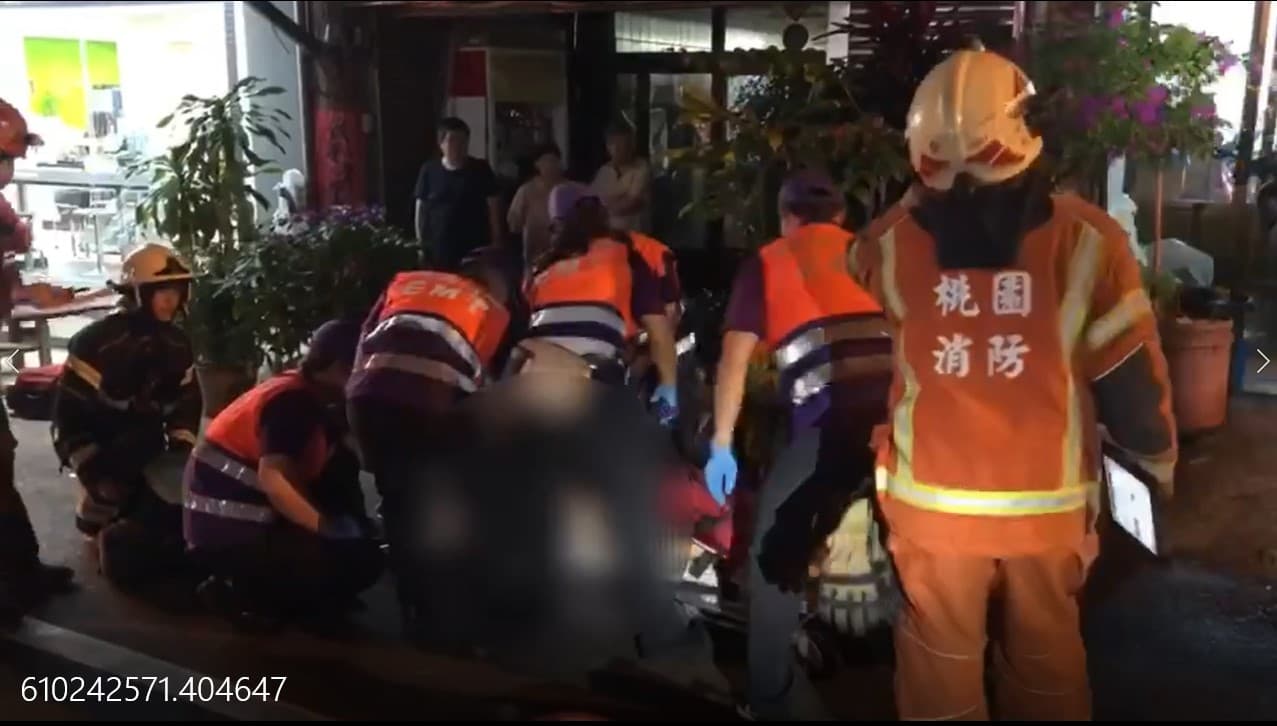 游女被救出時呈現昏迷狀態，救護人員趕緊在現場急救。（翻攝畫面）