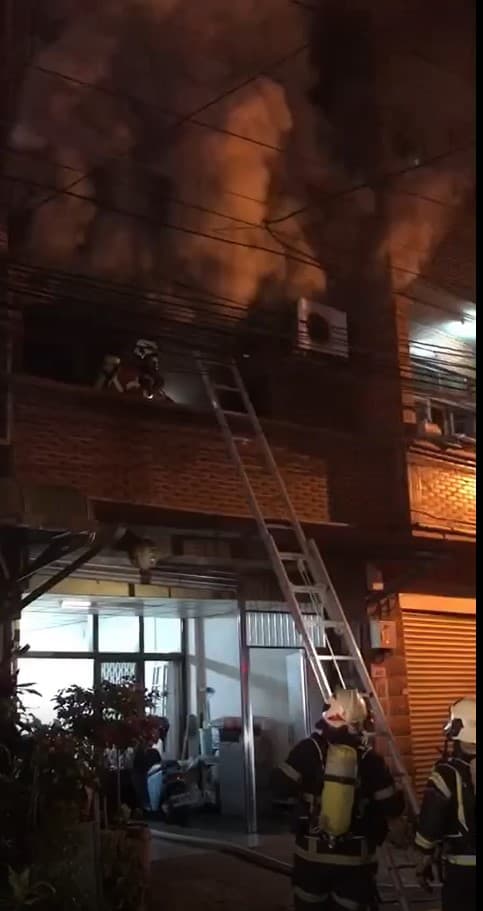 桃園龜山區一處透天厝，凌晨驚傳火警釀1死1傷。（翻攝畫面）