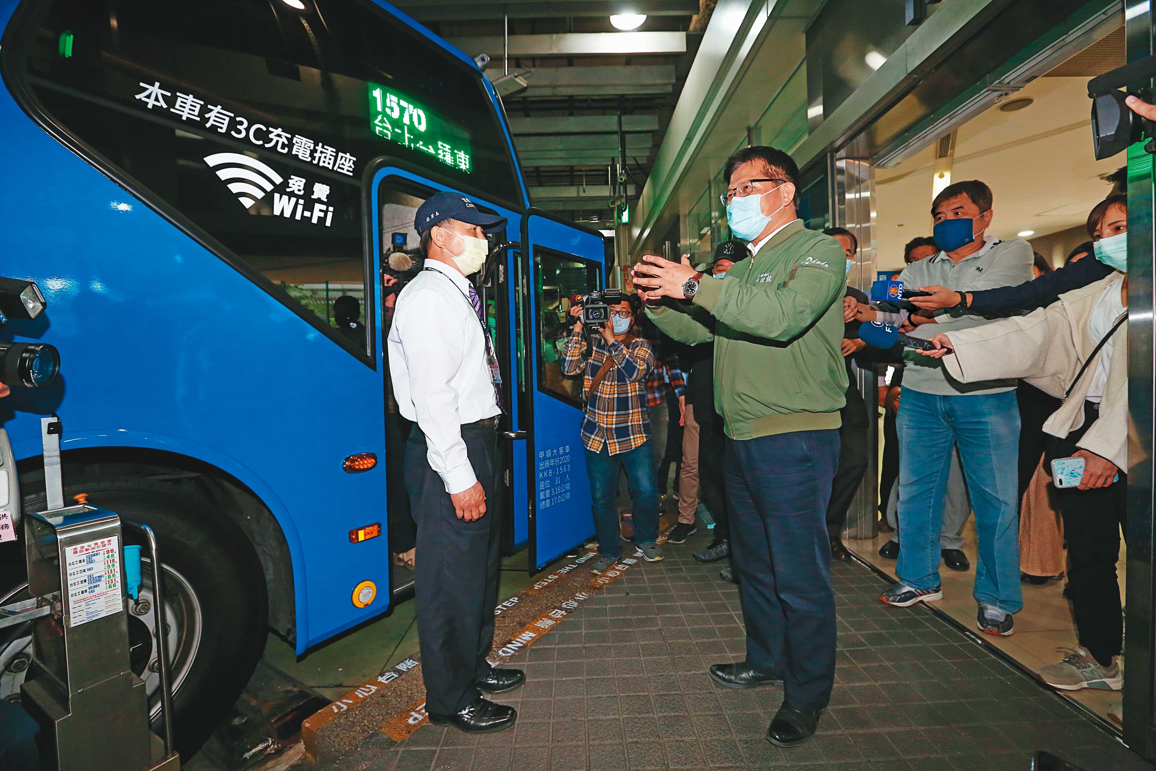 交通部長林佳龍訪視轉運站，並宣布加碼救國道客運業。