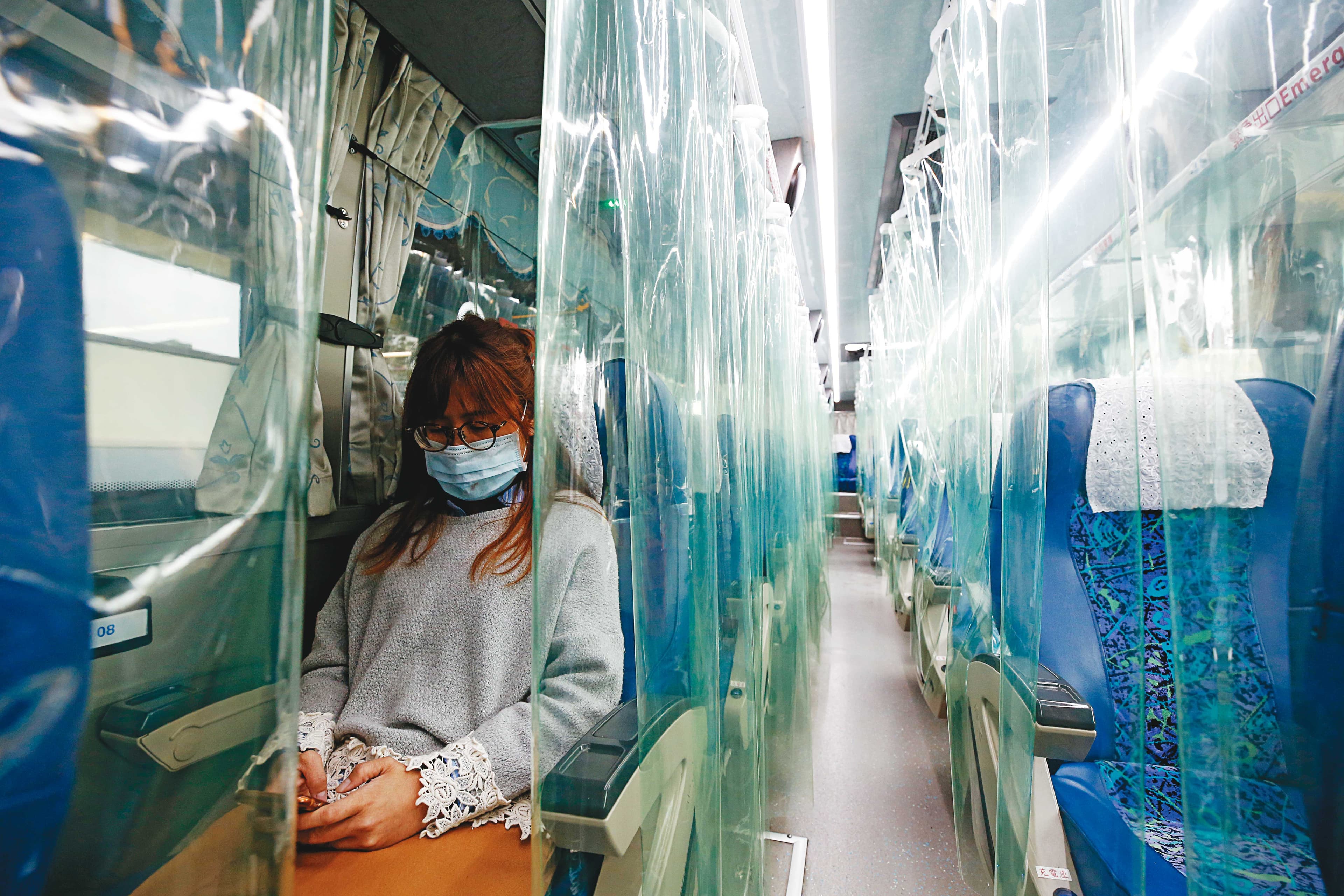 疫情當前，國道客運業者如臨大敵，甚至在車上加裝透明防疫隔簾，希望降低民眾搭乘疑慮。