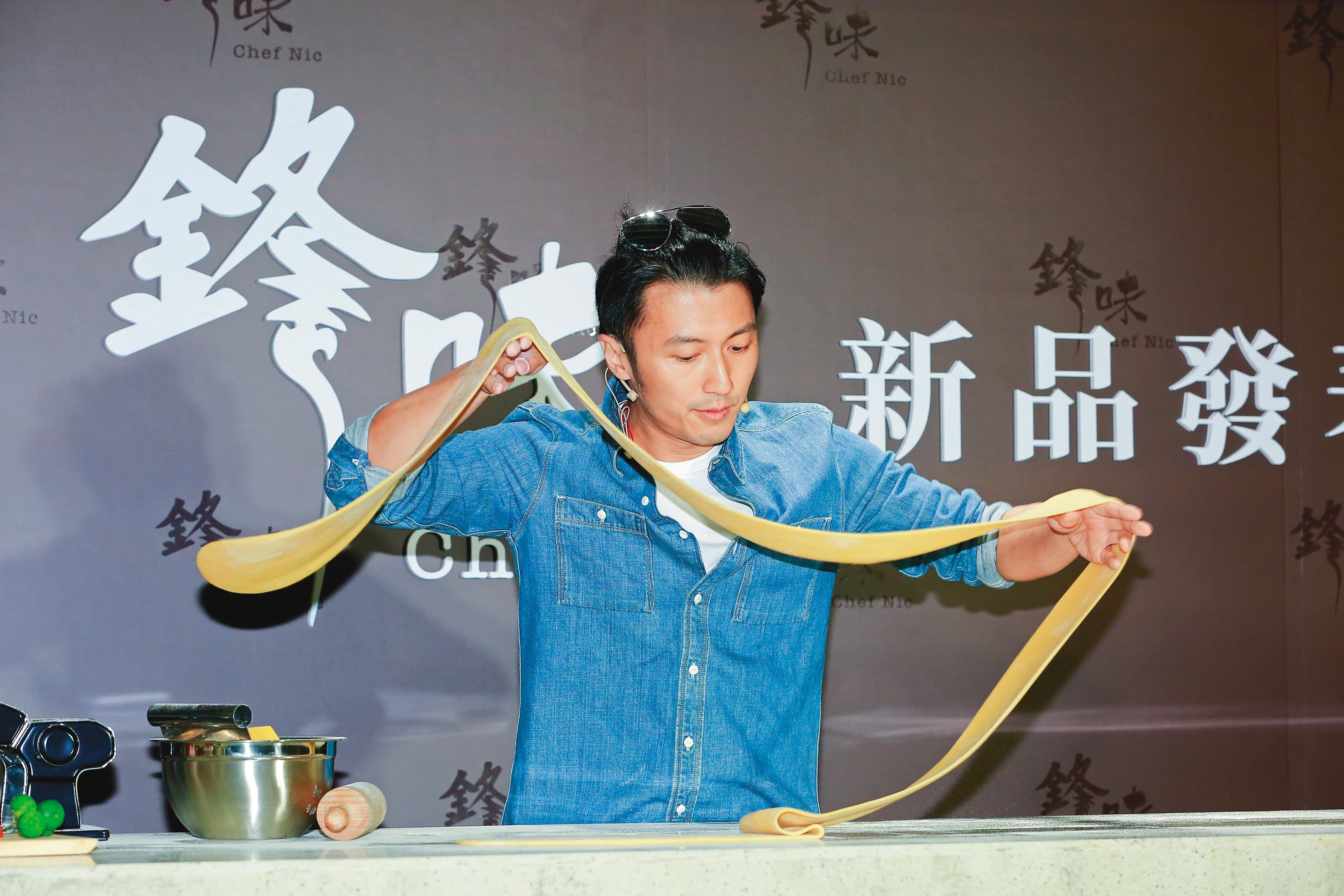 除了藝人身分，謝霆鋒近年醉心當廚師，成立個人飲食品牌「鋒味」，不僅賣曲奇，還賣拌麵、奶茶等。