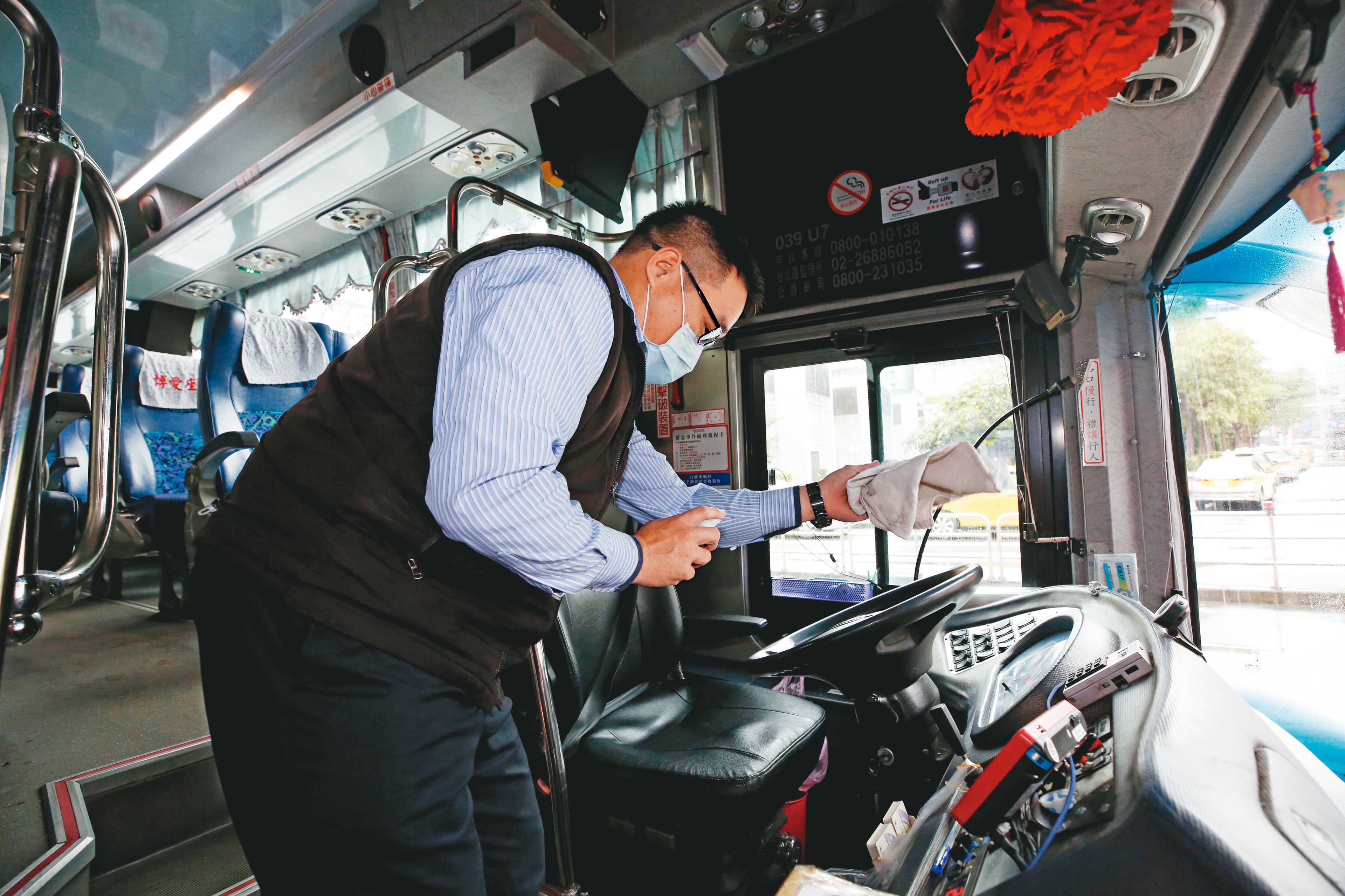 隨著國道客運各路線縮班，不少司機接到公司鼓勵休假的通知，收入也因此大減。