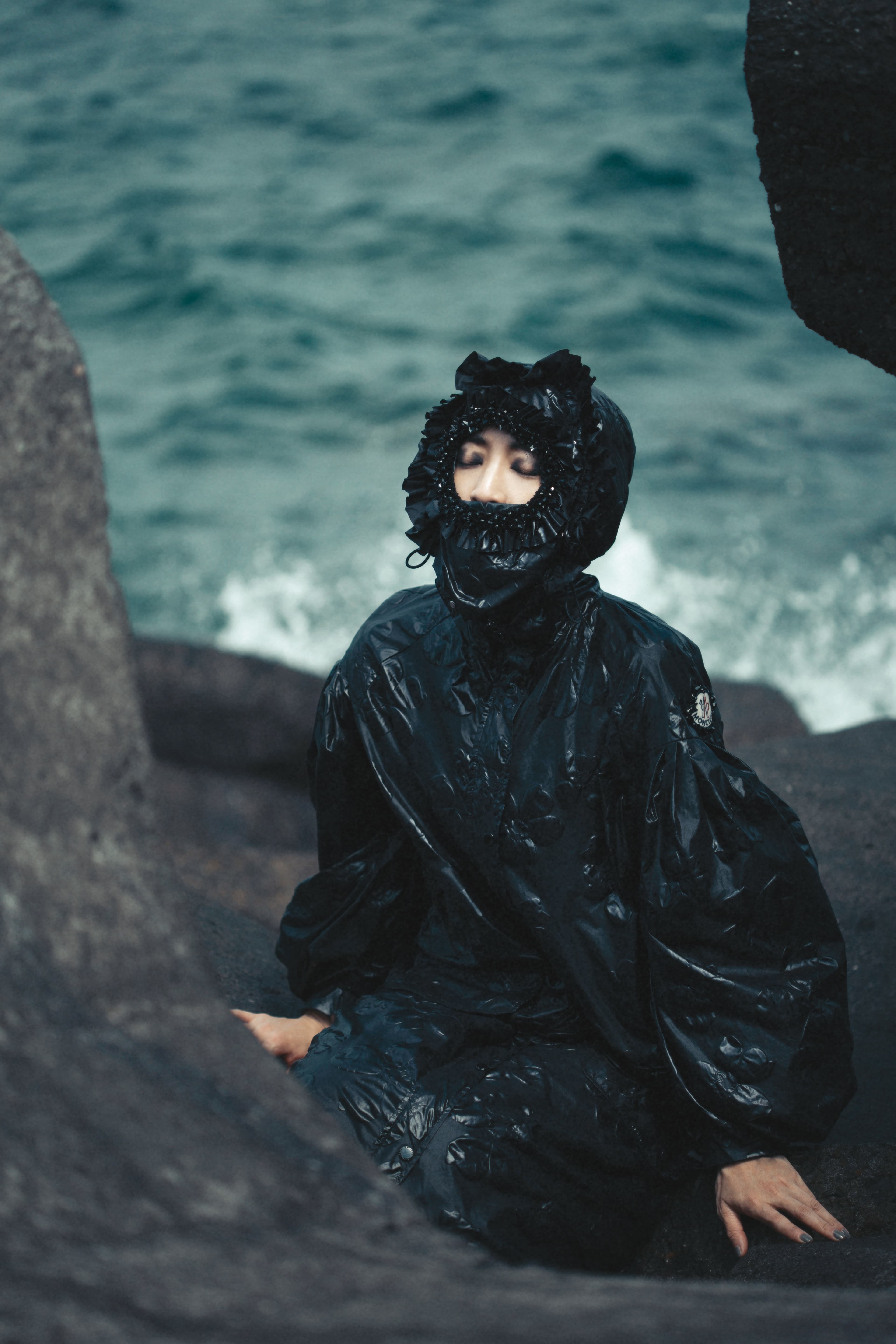 黑色長版雨衣外套 價格店洽 by MONCLER x Simone Rocha。
