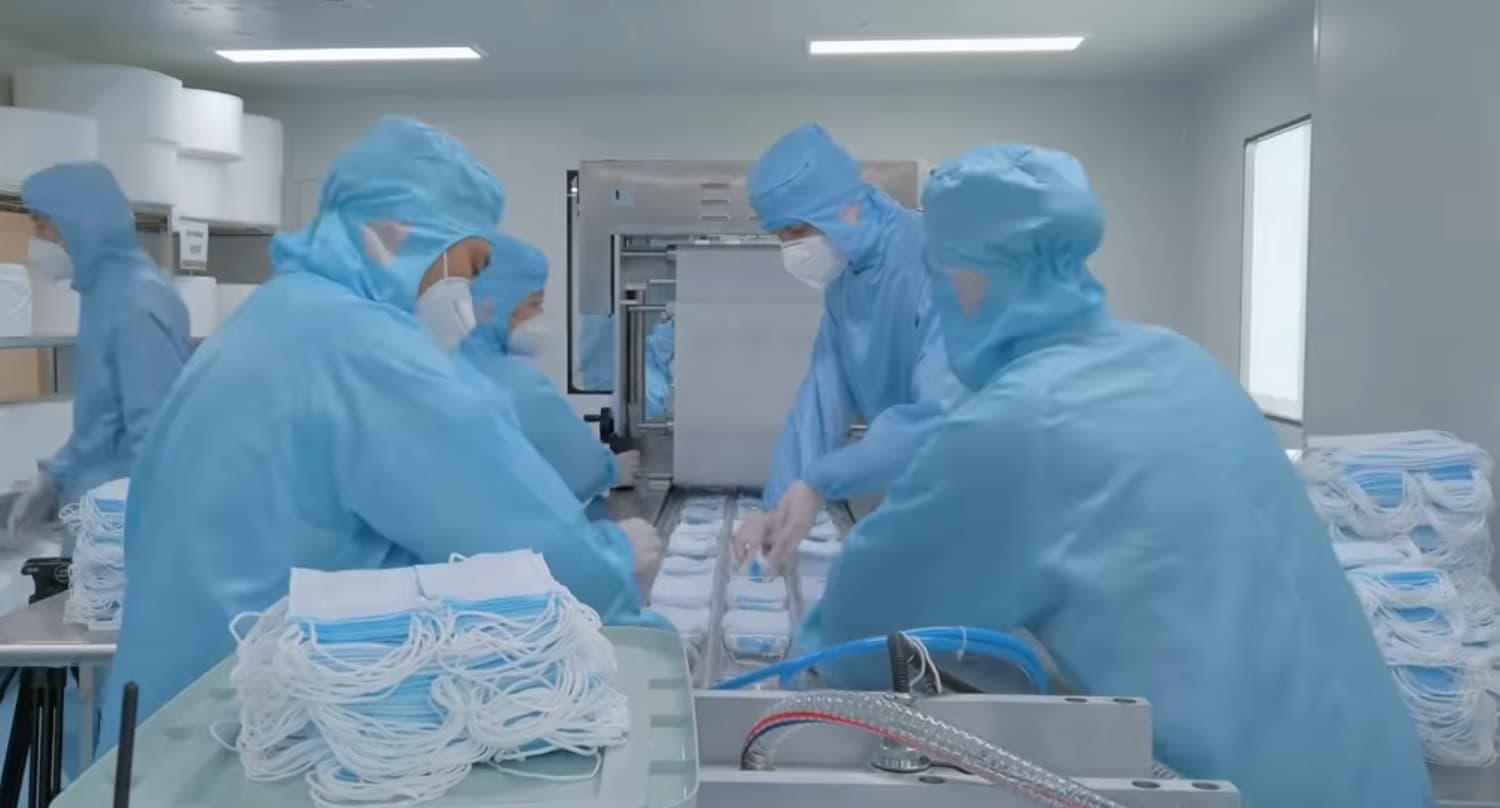 中國被指控不僅隱瞞疫情，更暗中大量囤積醫療用品；示意圖，圖為中國生產口罩情況。（翻攝自The China Traveller YouTube）