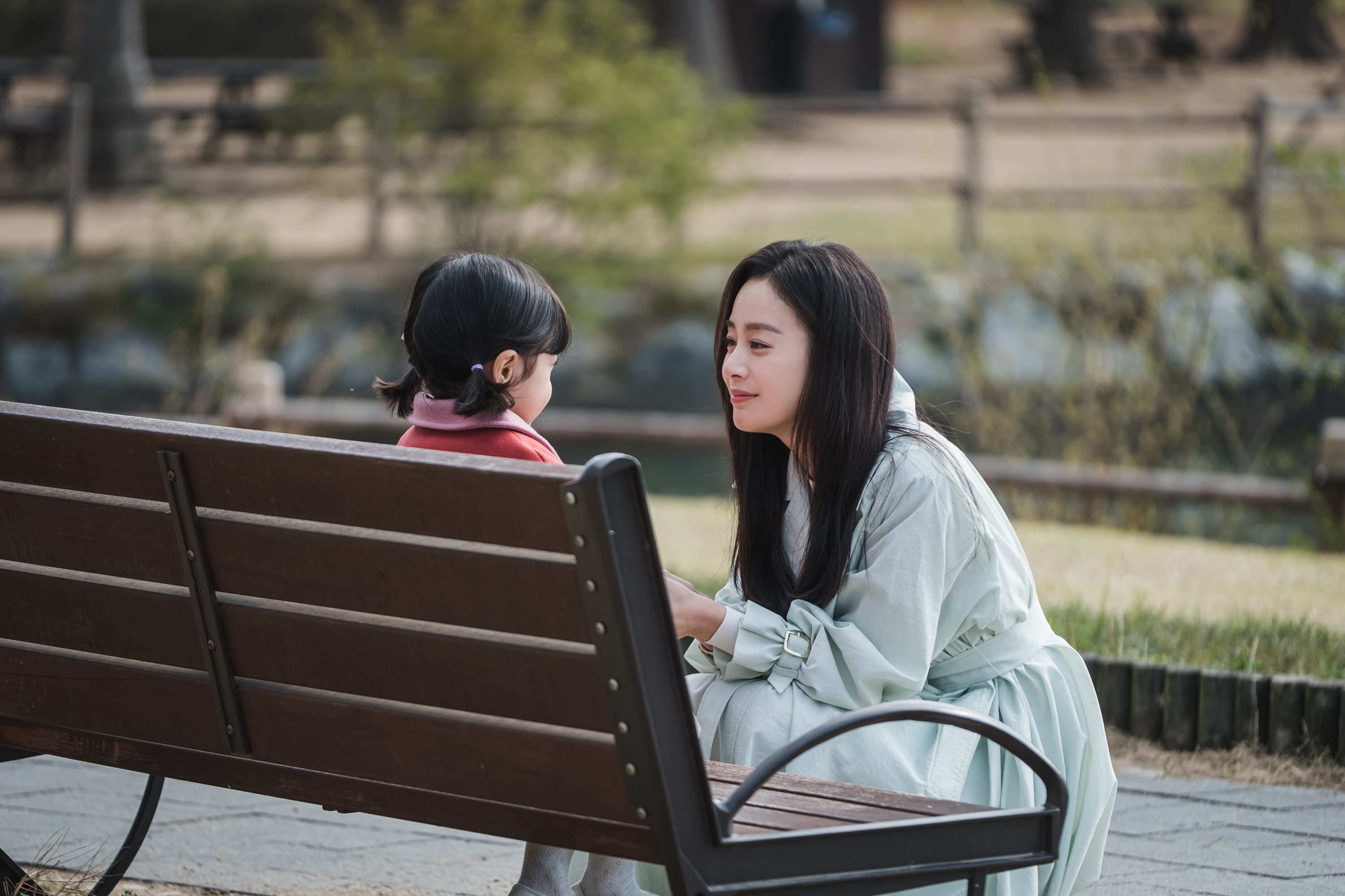 金泰希在《哈囉掰掰，我是鬼媽媽》中，穿著Max Mara風衣洋裝與女兒道別。（NETFLIX提供）