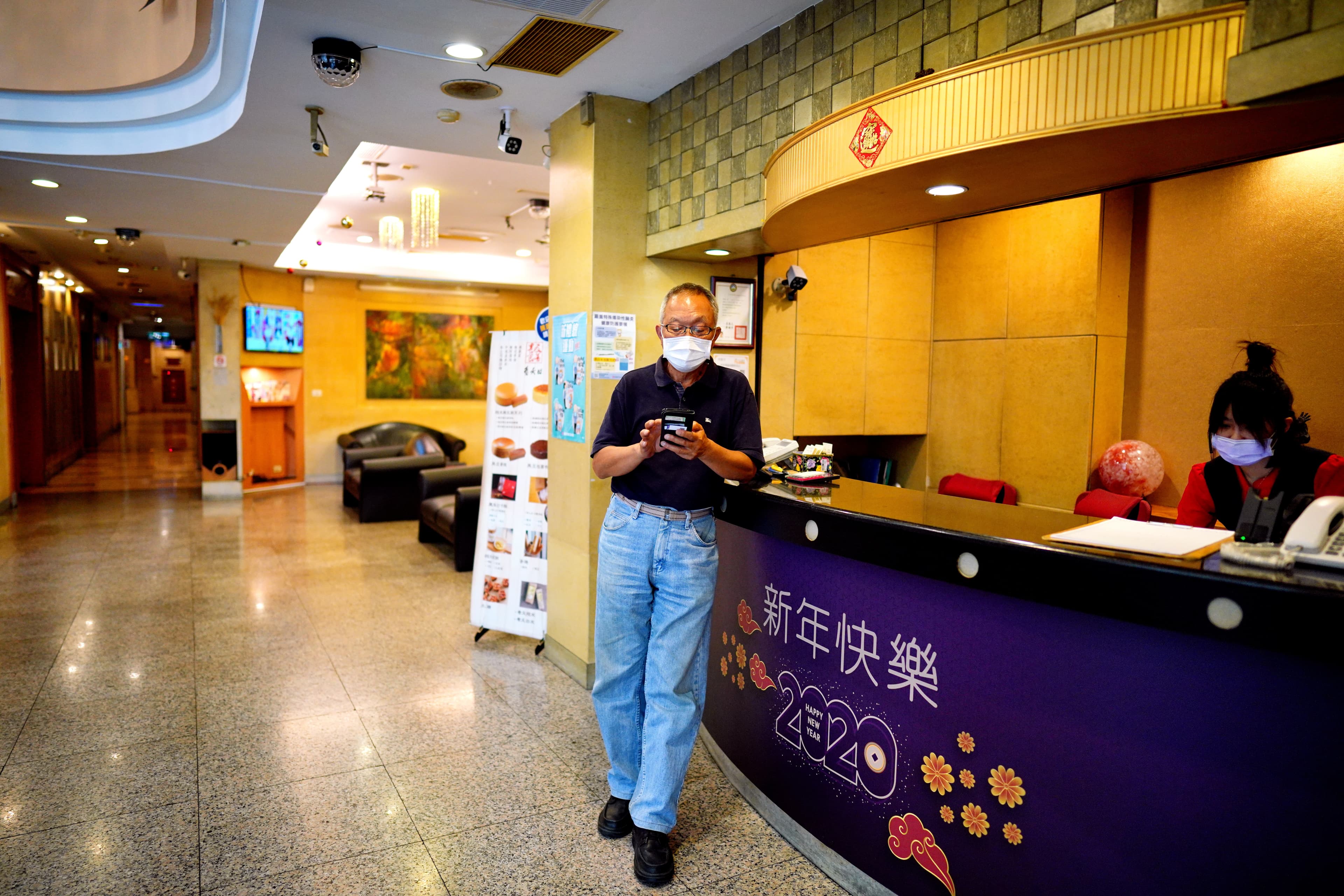 4月中政府強制全國酒店停業，郭明賢認為KTV遲早也會被勒令關門，已經開始盤算如何不讓50個家庭斷炊，說自己和員工無論吃魚翅還是豆芽菜，都要在一起不能散。