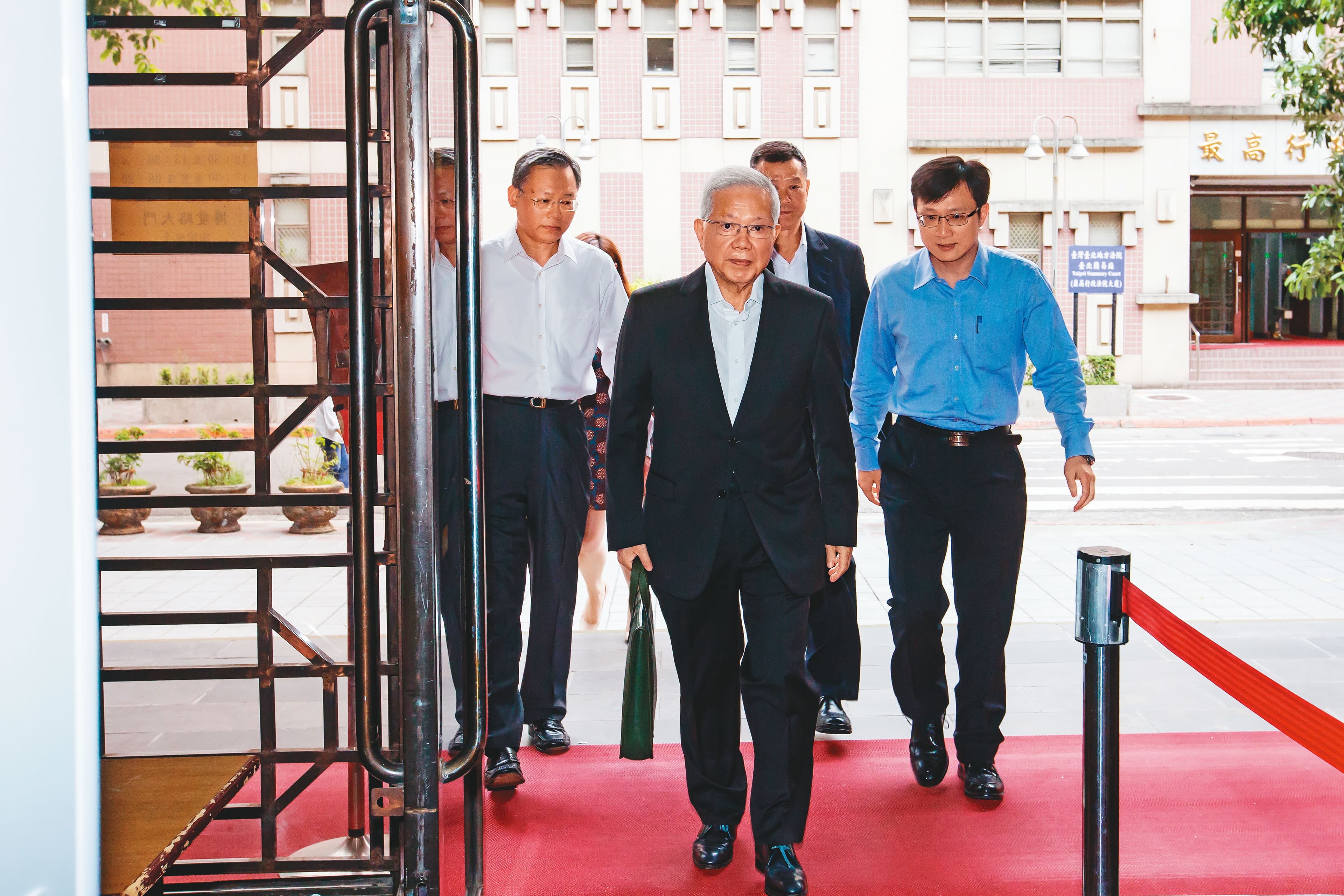 何壽川擔任永豐金董事長期間，因三寶建設超貸案被起訴。  