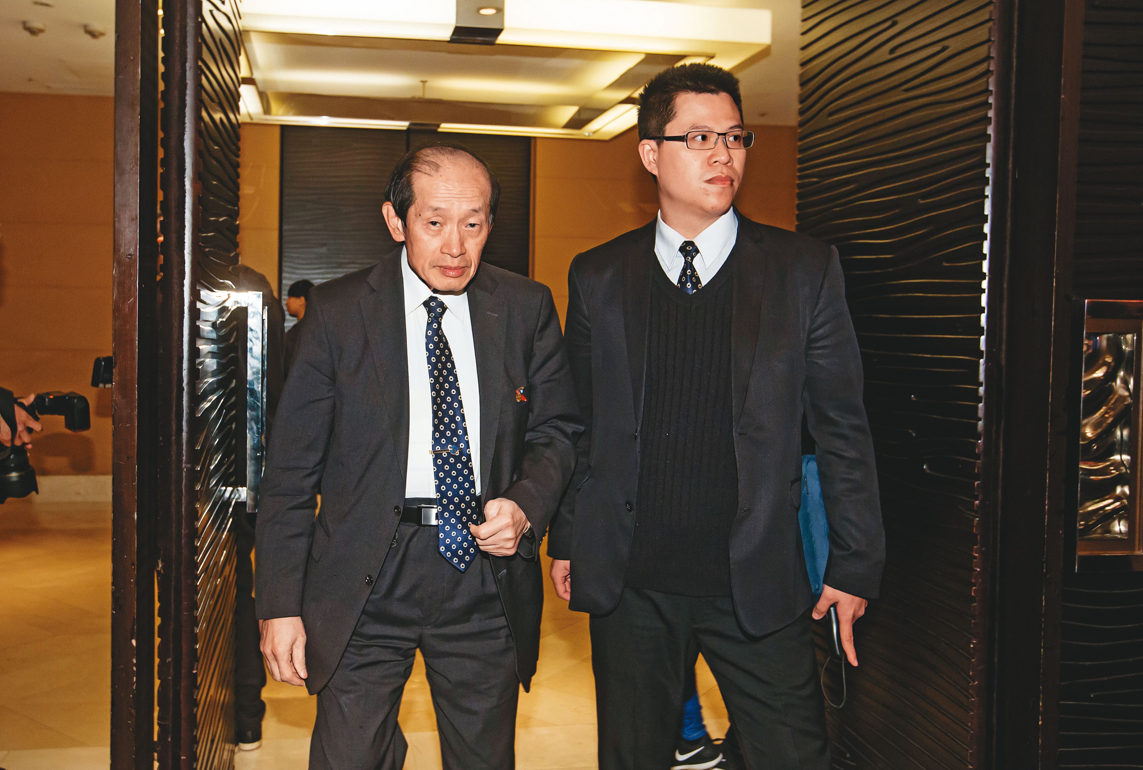 大同前董事長林蔚山（左）因違反《證交法》，去年被判刑。