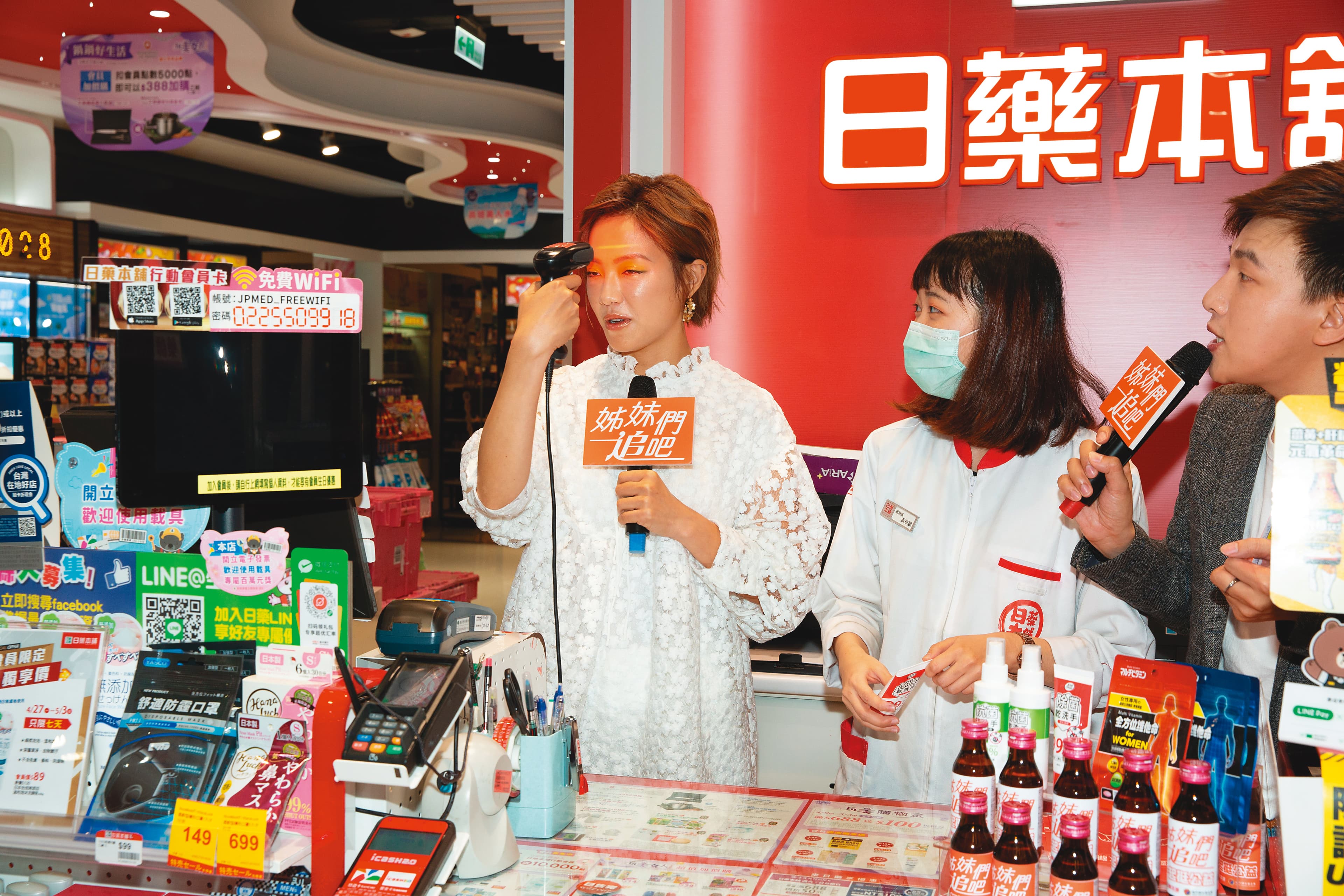 小8出席公益活動時雖然不改女諧星本性，回首5年前跟嚴爵的舊情也是有血有淚。