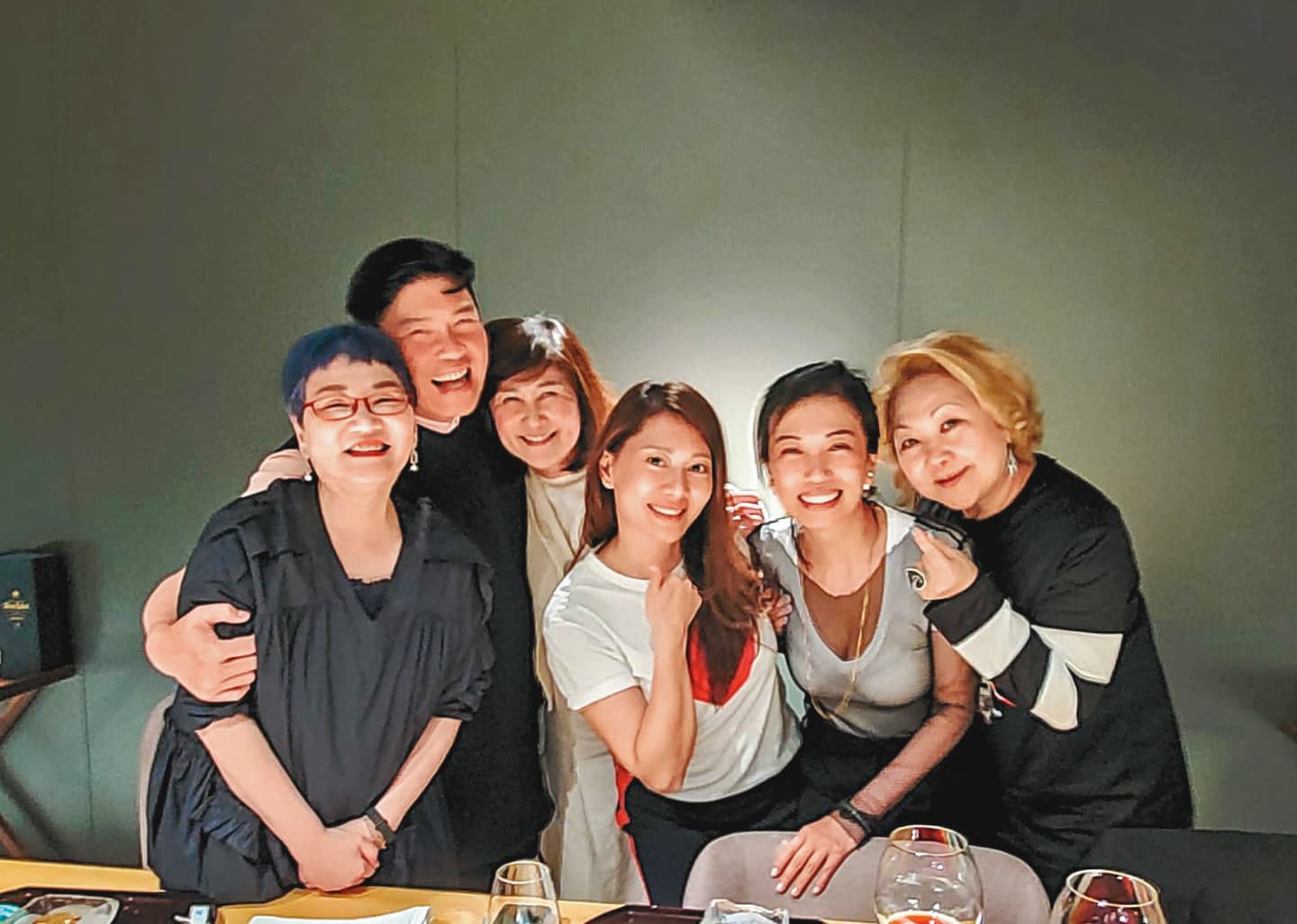 多年用心經營下來，Summer（右二）除了在圈內人緣不錯，處事也頗有自己一套鮮明風格。左一起為張小燕、曾國城。（翻攝自Summer臉書）