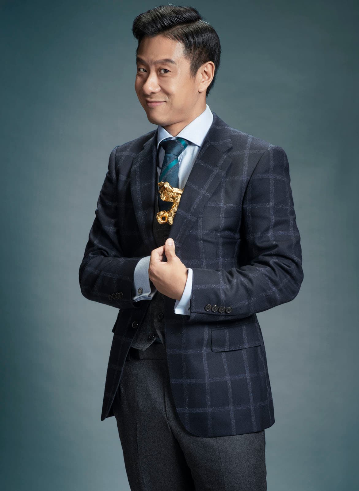 朱栢康扮演控制狂、個性又「媽寶」的男友Edward，糊塗又癡情，到讓人看完《金都》都會忍不住喜歡他。（采昌國際提供）