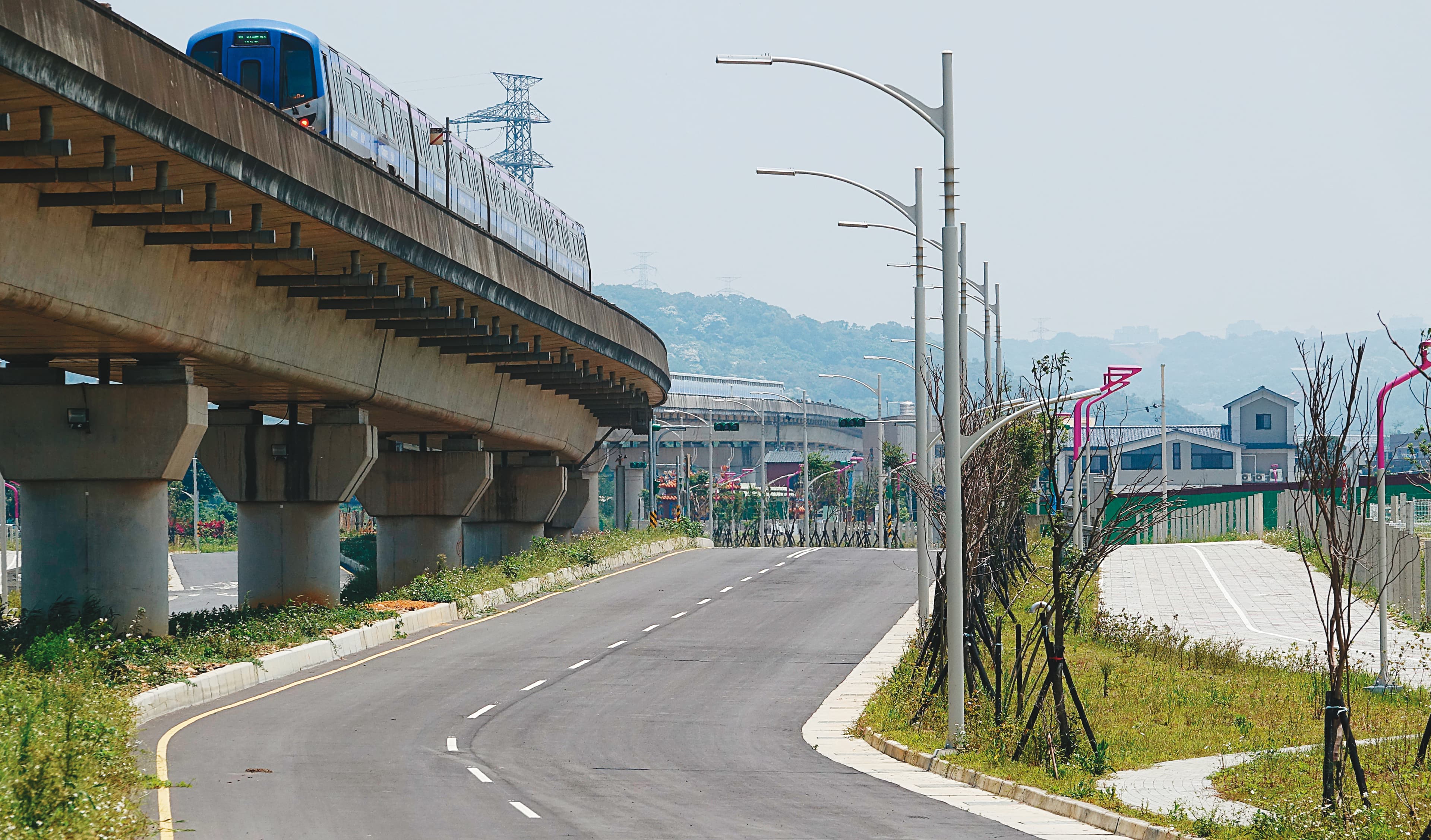 吳彭弘和簡芳貞經常在捷運山鼻站沿線的大道上跑步順便調情。
