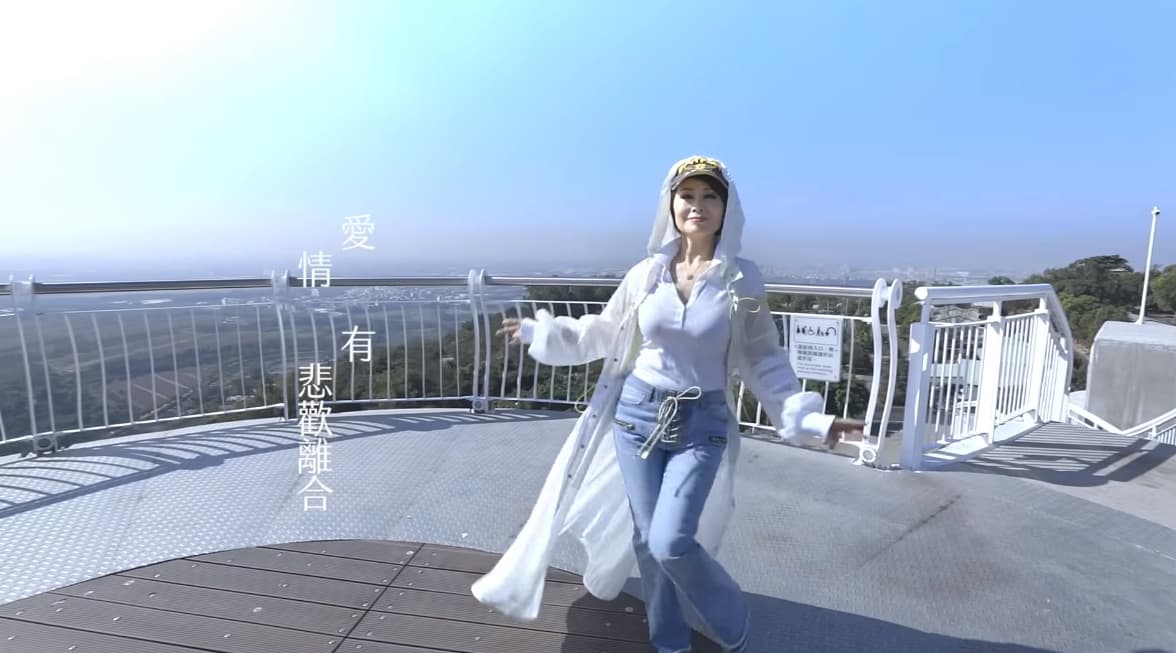 張琍敏去年擔任高雄代言人，在崗山之眼拍攝MV。（翻攝自高雄旅遊網YouTube）