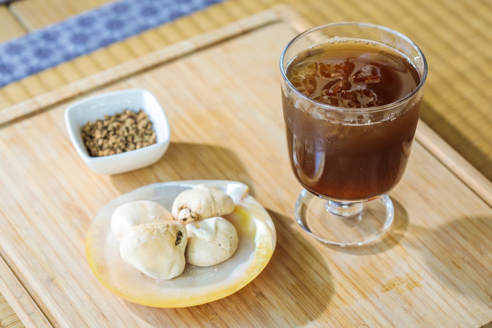 以桂圓為餡的蛋白霜「桂圓泡泡」（前，80元／份）和帶有蜜香的「龍眼花茶」（後，90元／杯）。