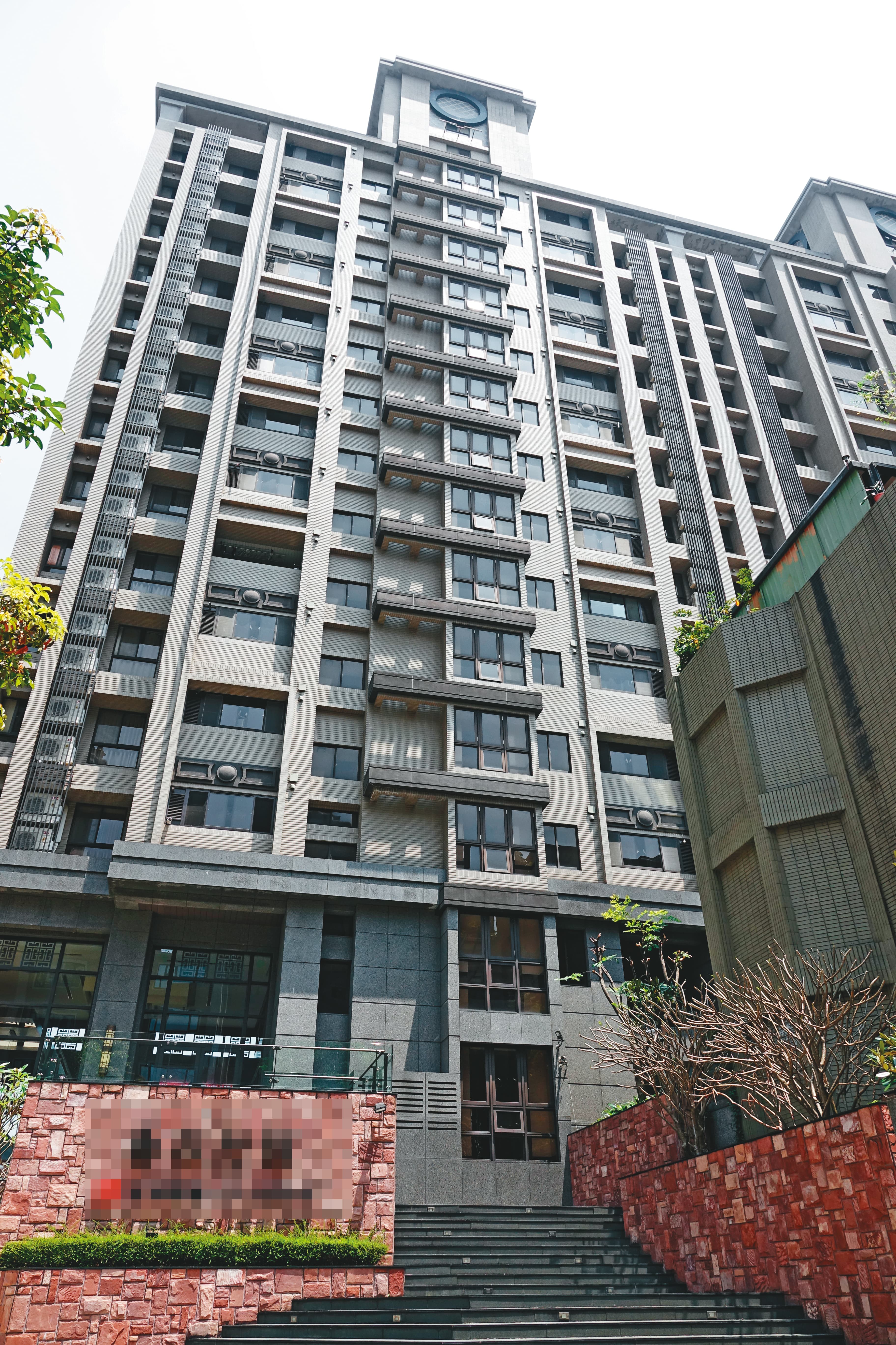簡芳貞住在桃園蘆竹的高級豪宅（圖），該處也是吳彭弘跟簡固定約會的愛巢。