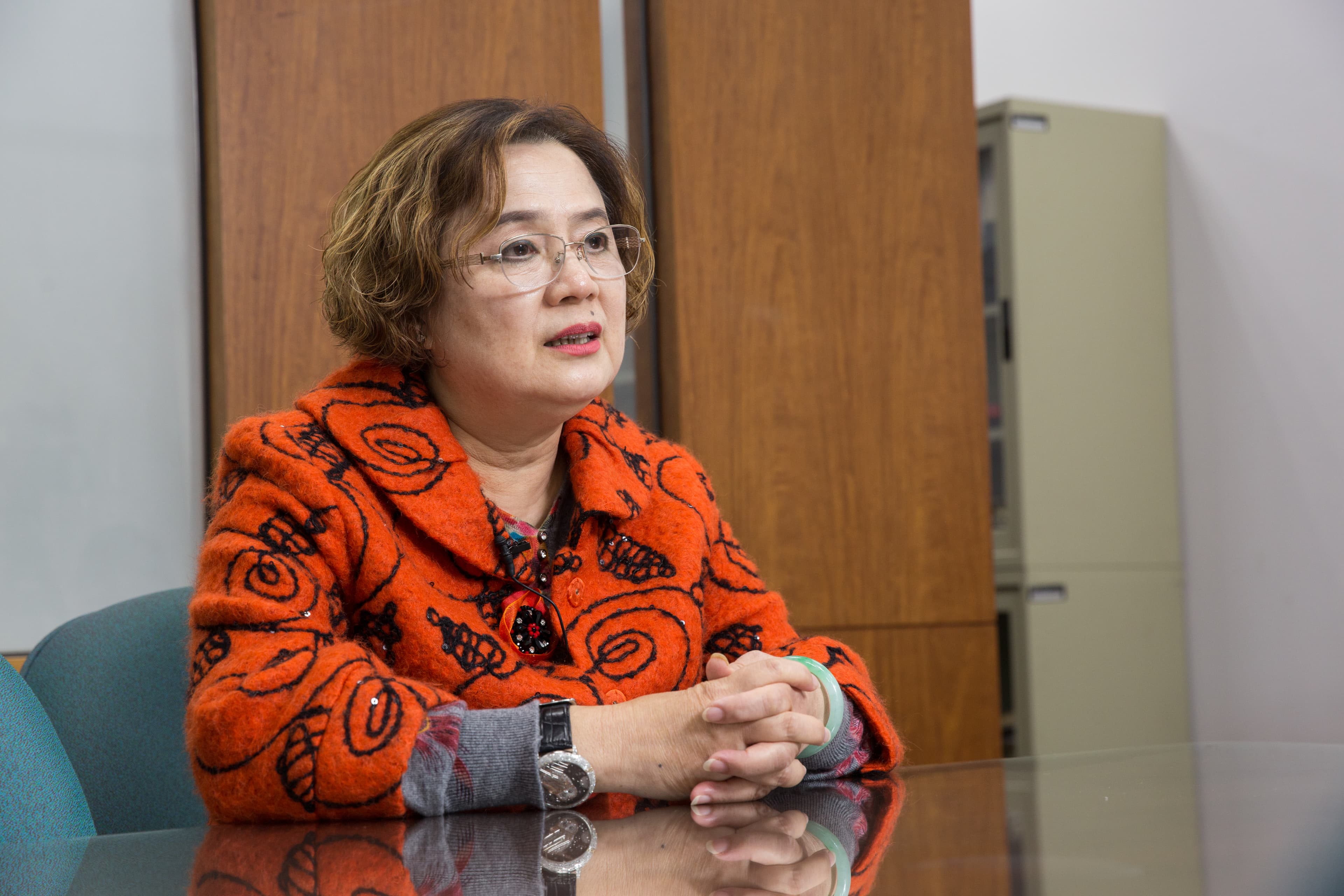 眼見潘慶瑞帶人包圍工廠，陳麗杏一度抱著工廠大門，高喊要誓死捍衛公司。