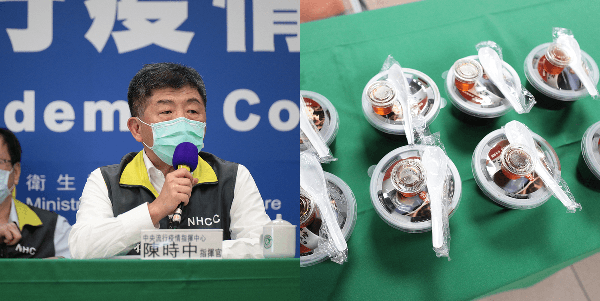 陳時中部長（左）28日記者會上，發送龜苓膏給現場記者再度引發話題。（中央流行疫情中心提供）