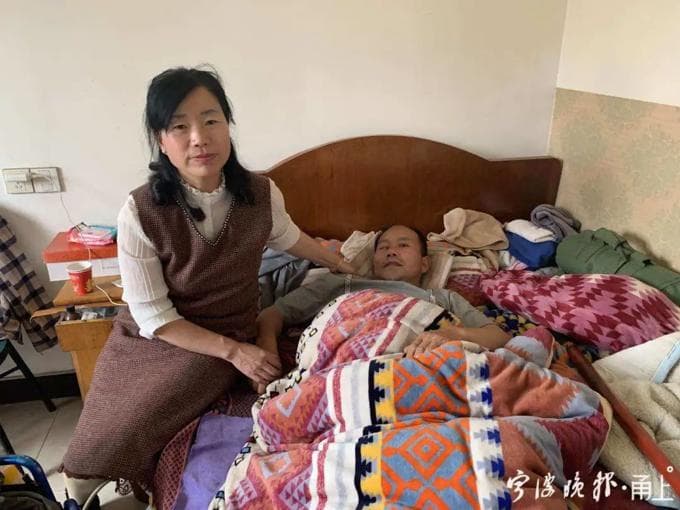 羅建瓊帶著癱瘓的包平改嫁，現任丈夫更視包平為大哥。（翻攝寧波晚報）