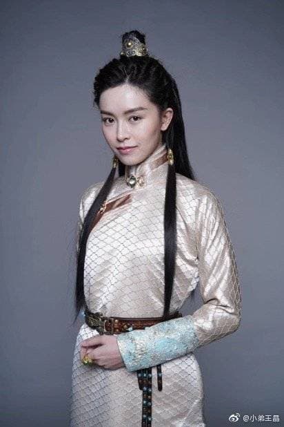 與Angelababy同期出道的港星文詠珊將飾演趙敏，趙敏在不同版本裡分別由賈靜雯、張敏等人演出，相較之下文詠珊的知名度實在偏低。（王晶微博）
