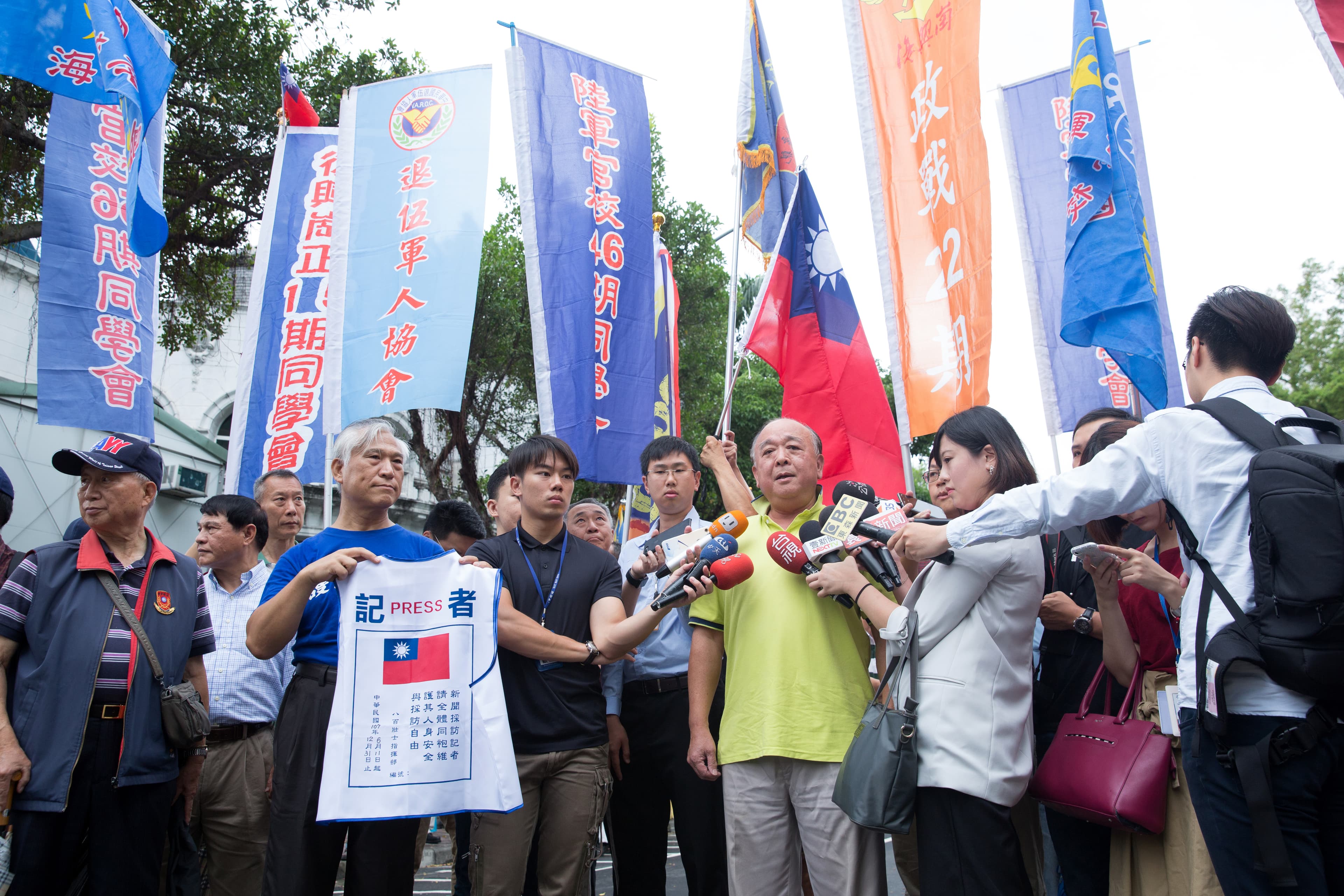 2018年6月，立法院召開臨時會審查軍人年改案，反年改團體「800壯士」到場集結，吳斯懷當時接受媒體聯訪，批評政府把軍人當免洗筷，用過就丟。