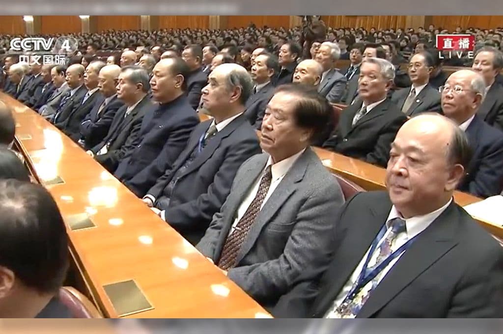 2016年，中共高規格紀念孫中山誕辰，吳斯懷（右下）與其他中華民國退將赴陸出席相關活動，央視播出畫面顯示，這些退將正襟危坐聆聽習近平談話，一張「台下聽訓」照片，引發爭議至今。（翻攝央視）