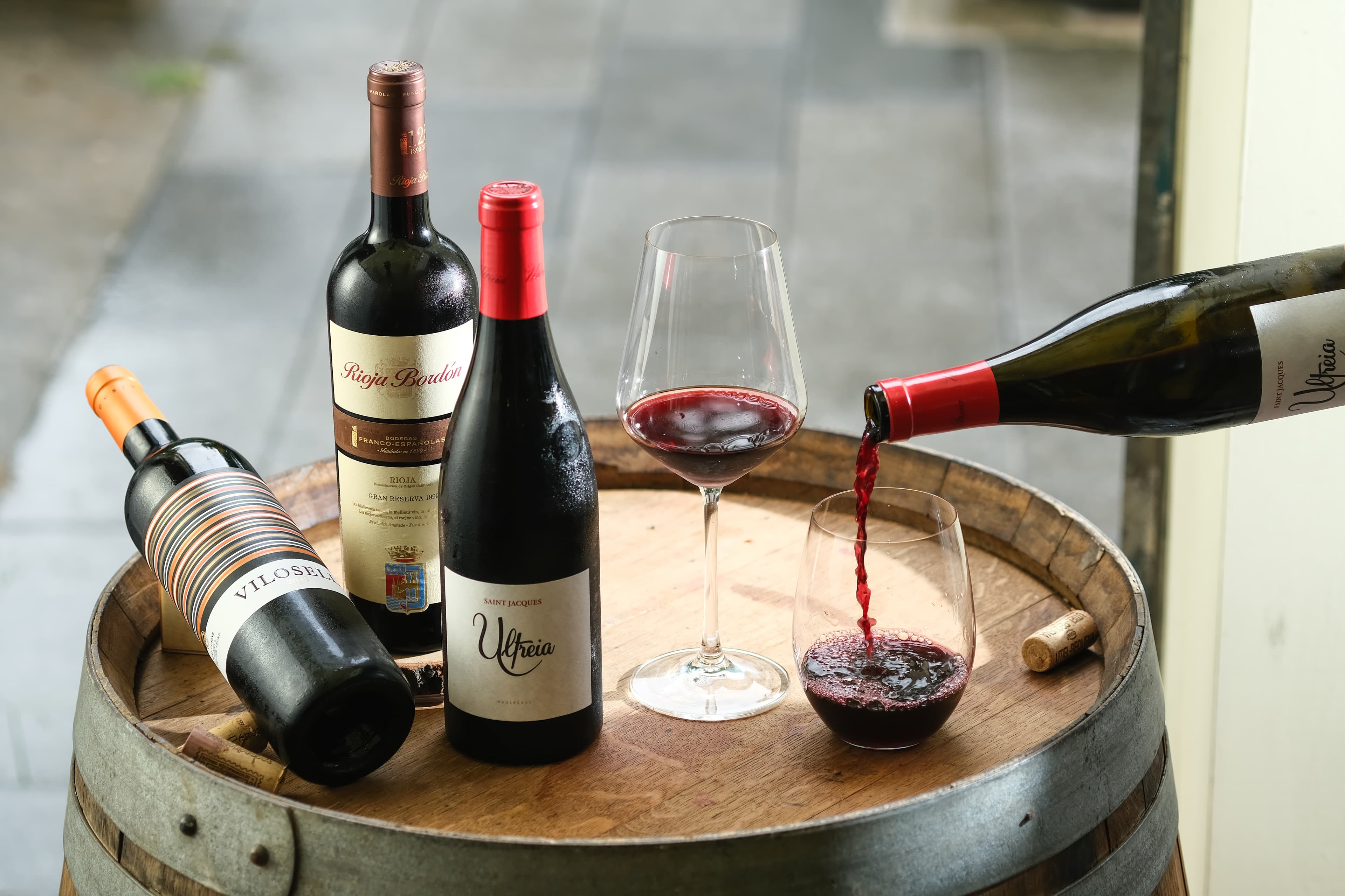 清新有果香味的「 Ultreia Saint Jacques 2017」（右起）；珍稀20年老酒「Rioja Bordon Gran Reserva 1999」；有苺果乾和乾燥花香；和有巧克力、胡椒味的混釀紅酒「Tomas Cusine Vilosell 2016」。（新生活葡萄酒，價格請洽店家）