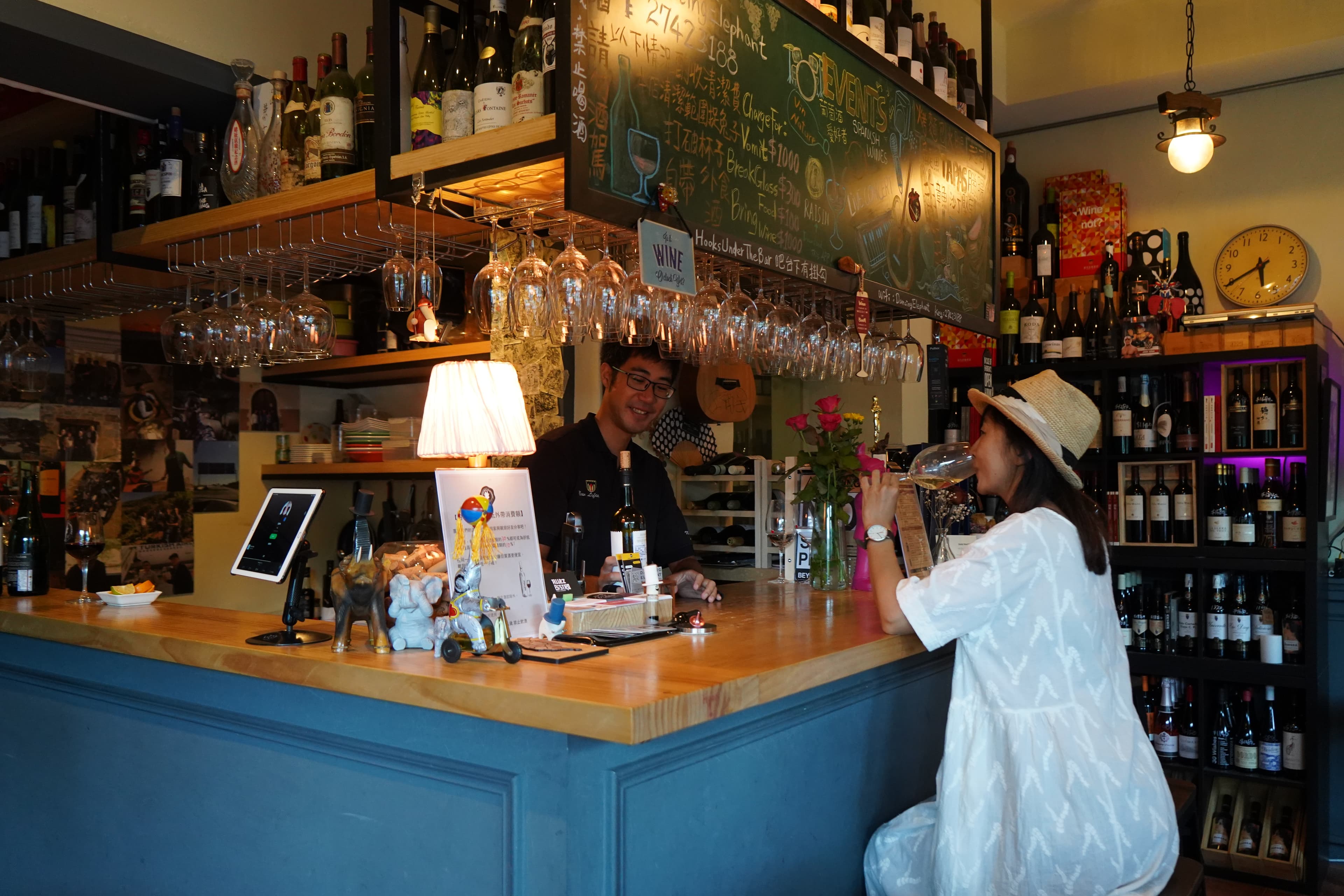 店內供應單杯酒，也可外帶整瓶葡萄酒。