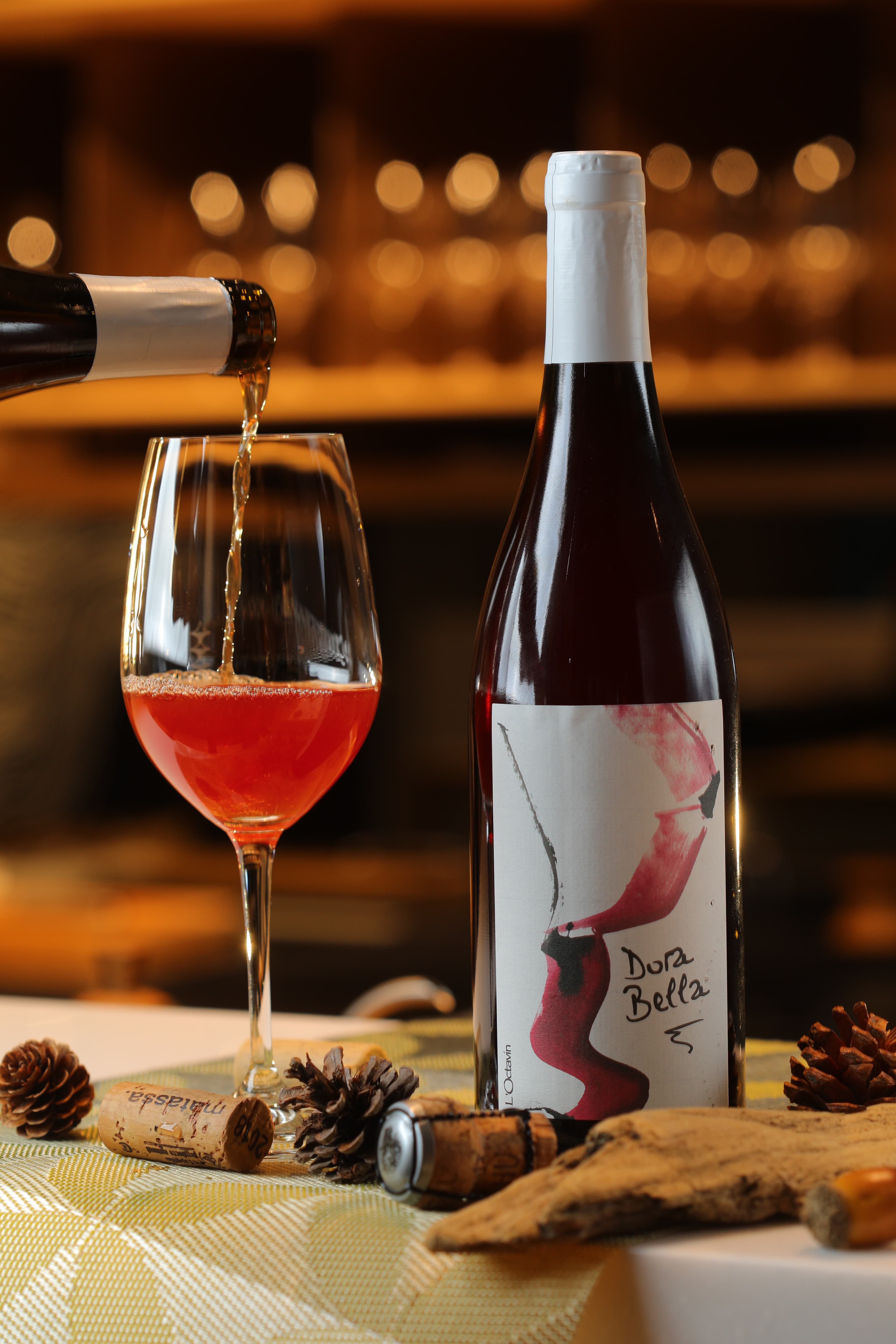 帶熟成茶香的「Domaine de l'Octavin Arbors Rouge Dorabella, Jura, France 」香氣飄逸，質感澄淨鮮酸。（WINE NOT wine shop，2,080元／瓶）