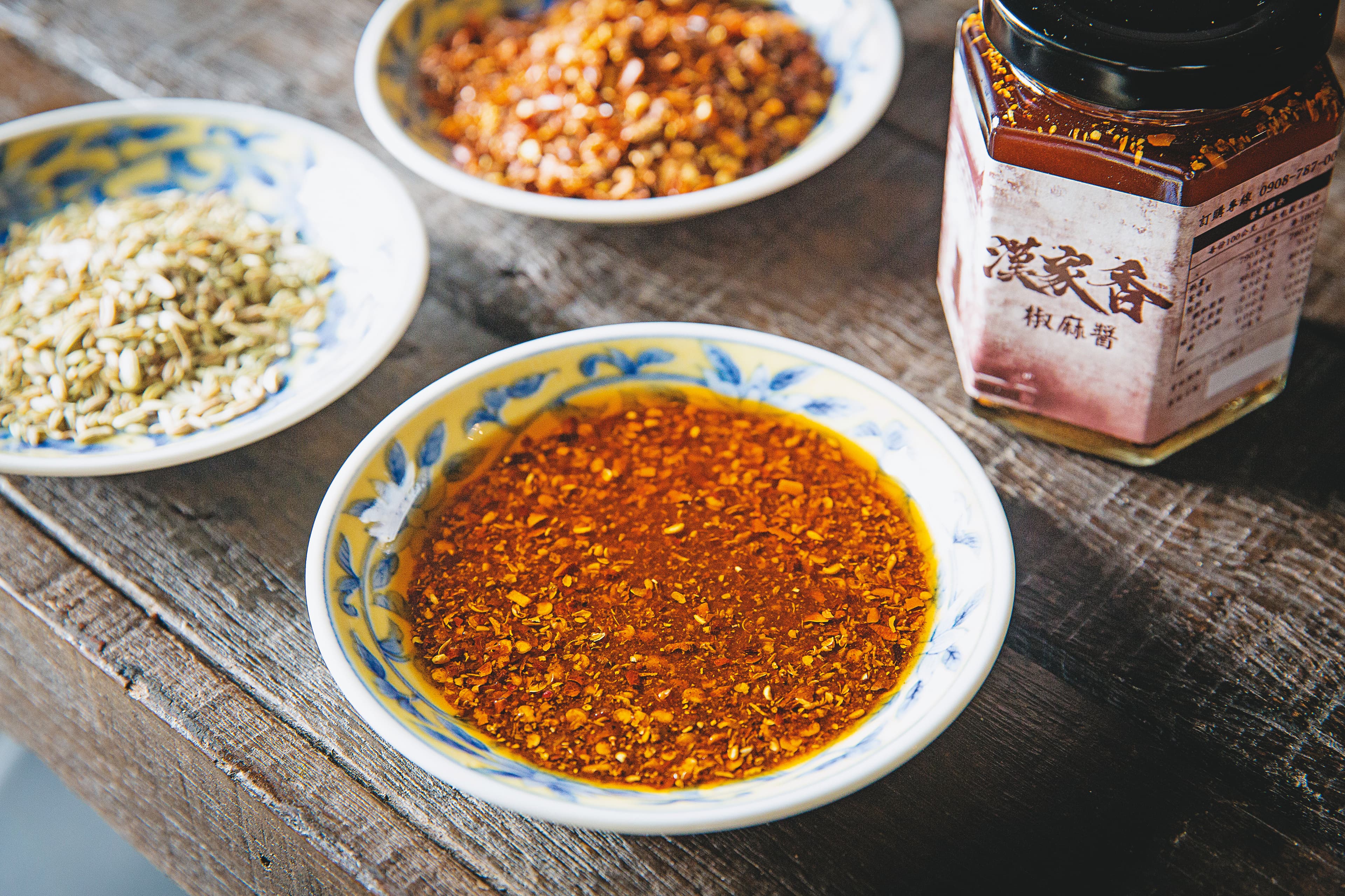 漢家鄉的手工椒麻醬是網路熱銷醬料，現在則多在店面賣。11種香料層層堆疊出獨特、有尾韻的椒麻香。（椒麻醬190元／罐）