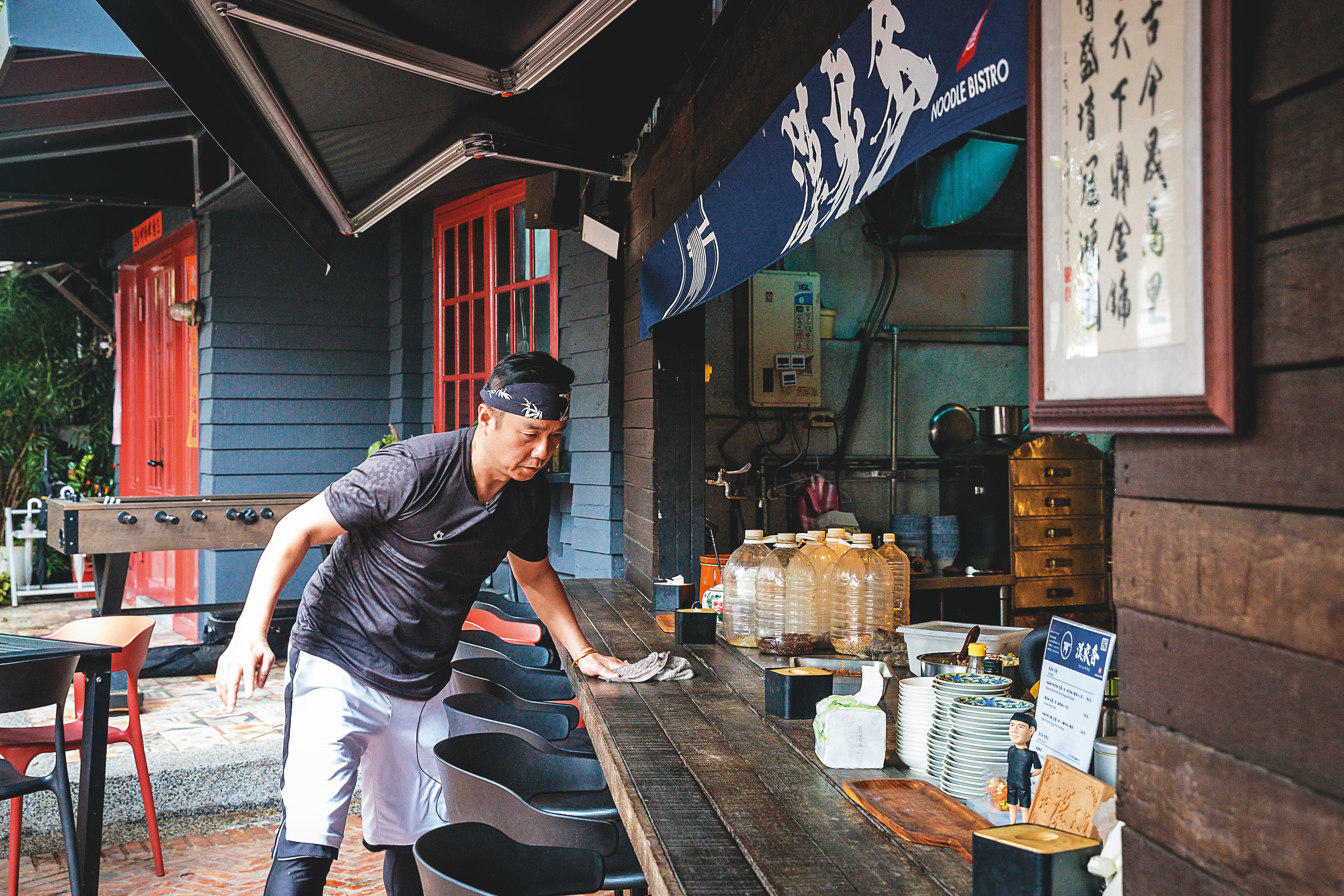 張兆漢每天一早5點採買，8點準時到店裡備料，11點營業，麵店所有工作都他一人做。