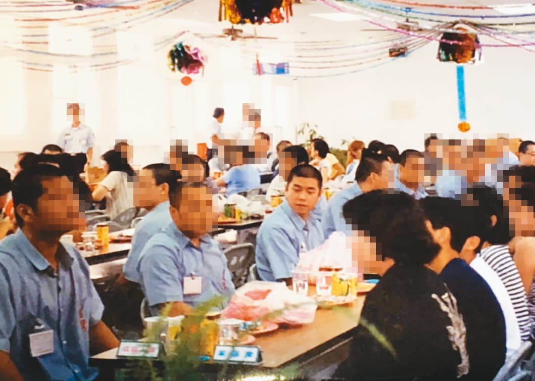 張兆漢陸續入獄17年，青春歲月都在牢裡度過。爸媽雖早離異，但都沒放棄他，圖為母親節懇親會。（張兆漢提供）