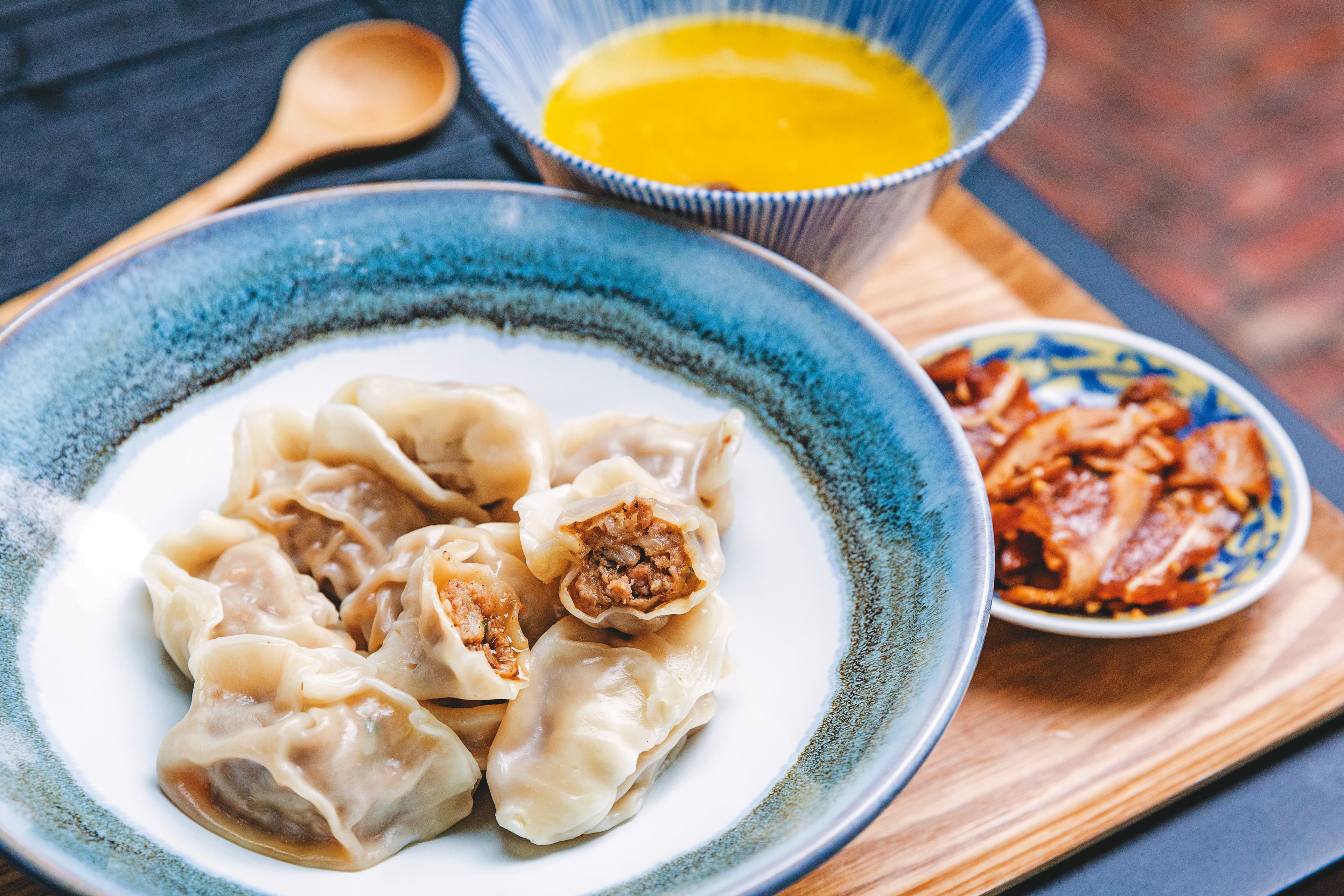 張兆漢陸續研發椒麻醬搭入不同食材。椒麻水餃，皮Q、內餡飽滿，每口咬下都有椒麻香。（椒麻水餃套餐，含10顆水餃及雞湯／200元）