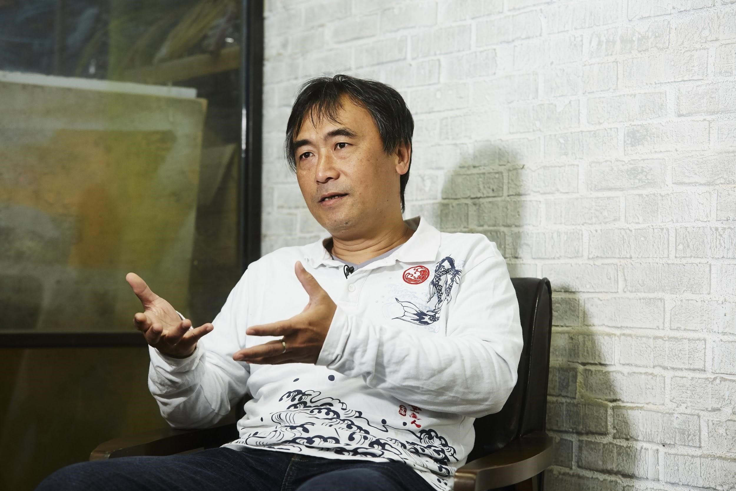 陳新發認為親眼所見和影像有落差，所以還是經常去看古蹟，觀察不同物品的質感。（楊兆元攝影）