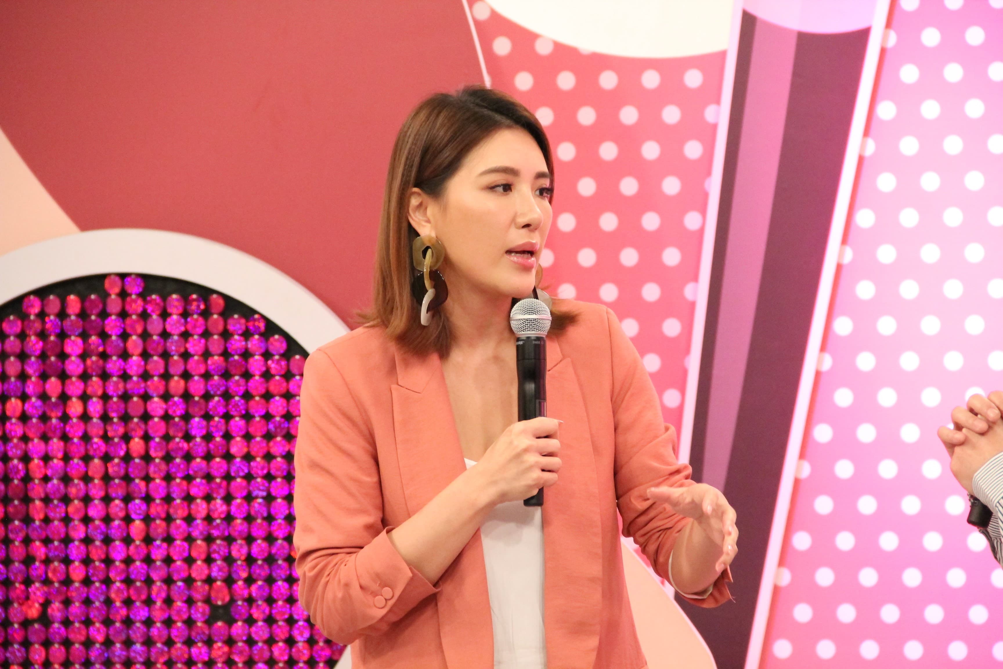 《聽媽媽的話》主持人小禎分享被伸鹹豬手的經過。（圖／年代提供）