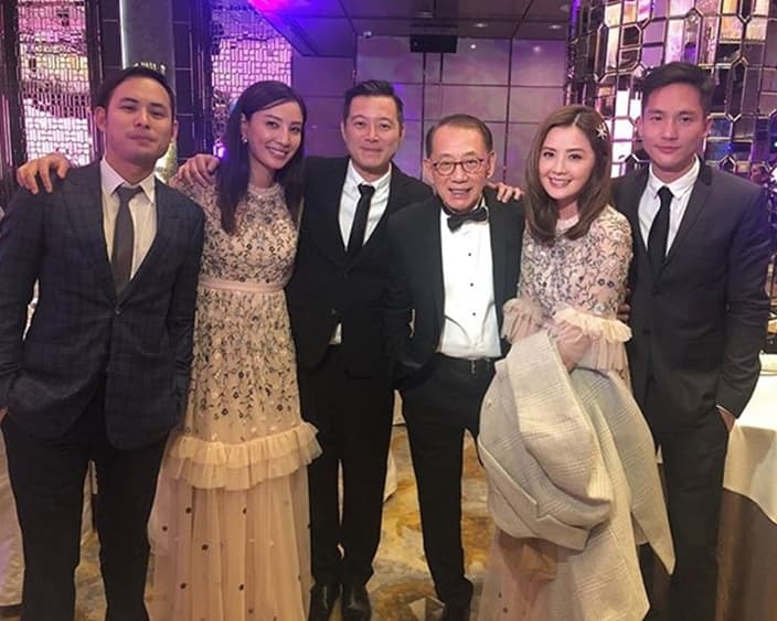 阿嬌在香港舉行結婚婚宴，阿Sa（右二）罕見帶男友石恆聰（右一）一同出席，並與老闆楊受成（右三）合照。（翻攝鄭希怡IG）