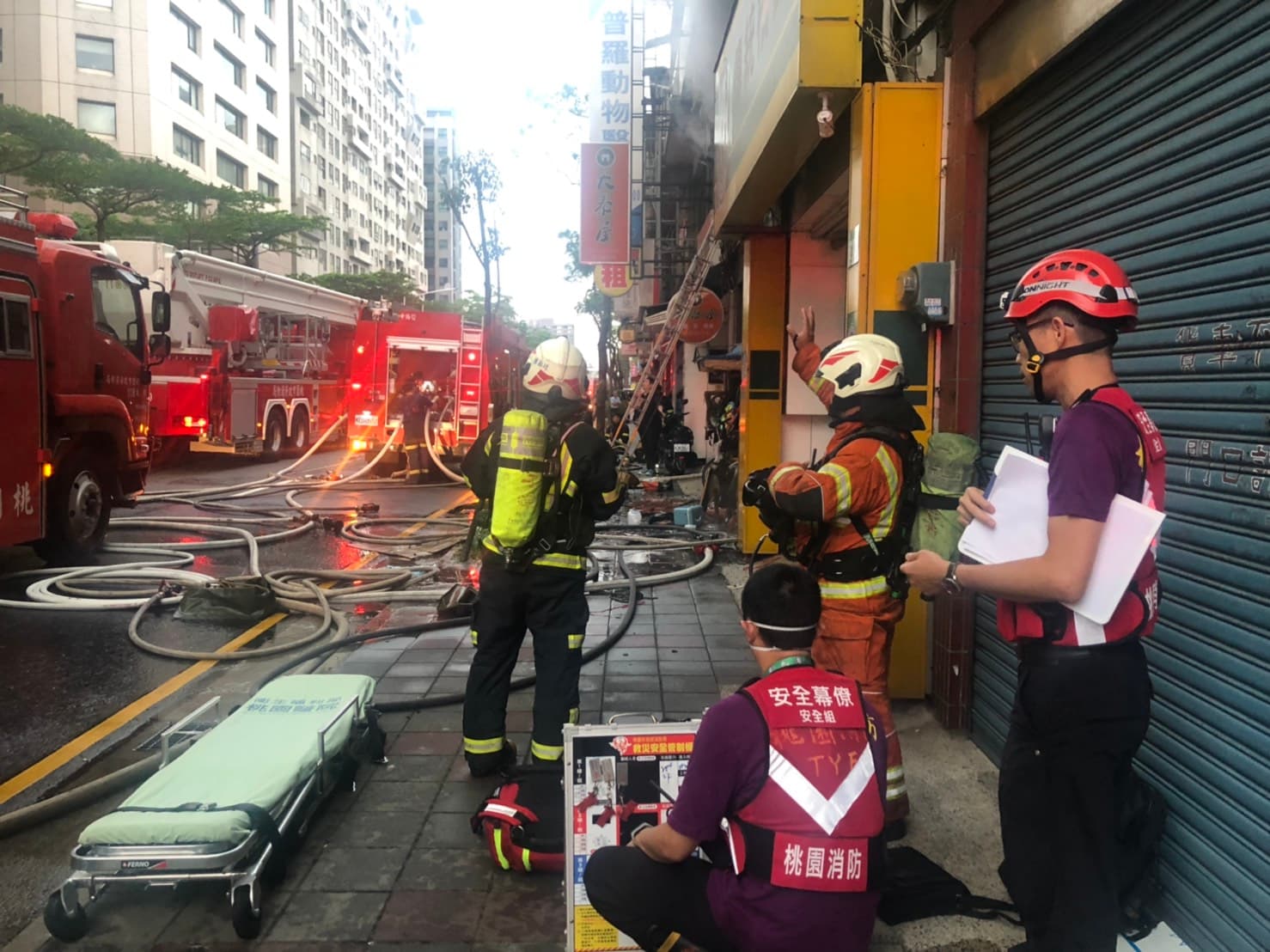 消防居接獲通報後，派出共29輛救援車輛及76名消防人員前往現場。（翻攝畫面）