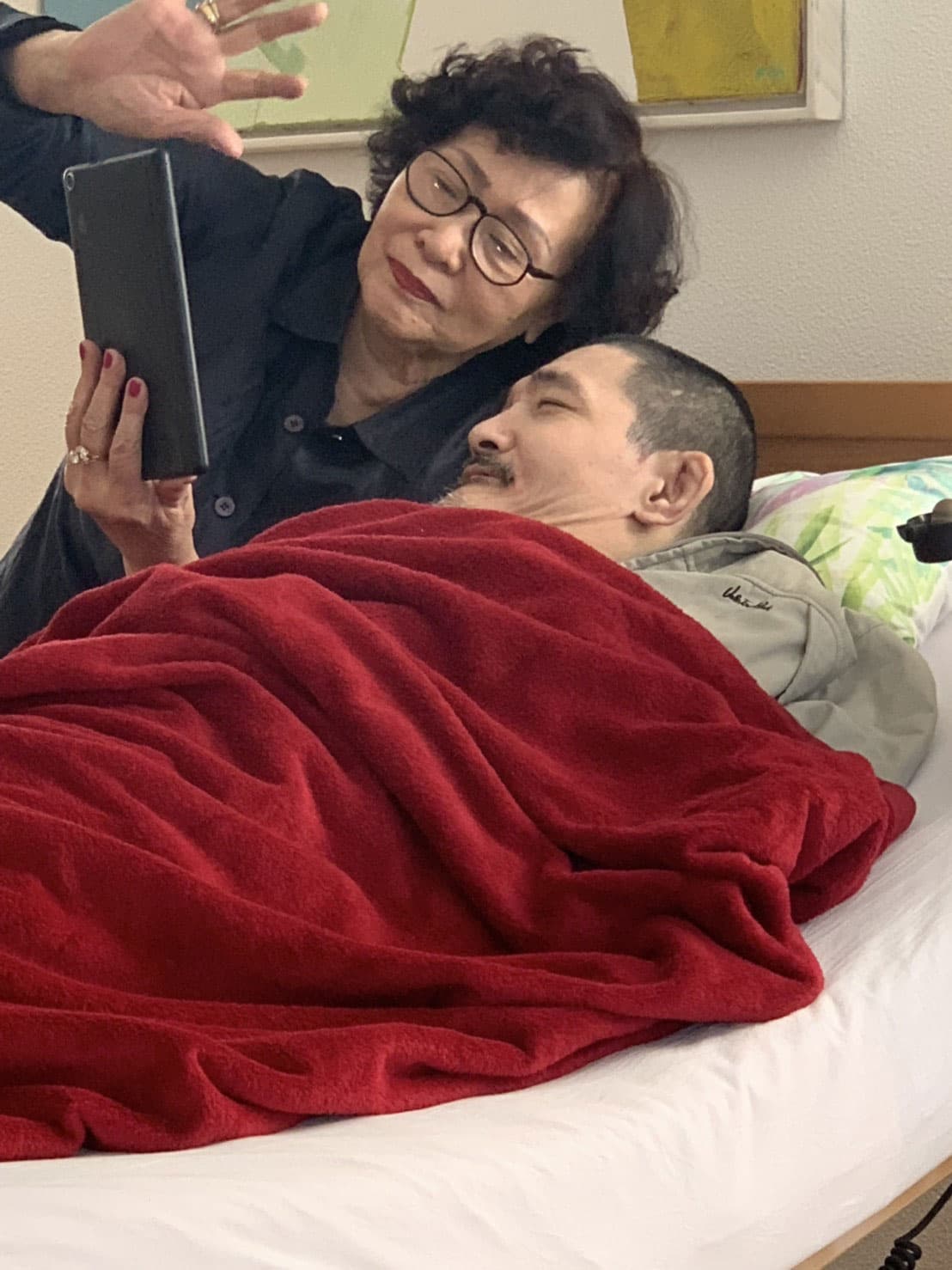 照顧兒子快50年，韓媽媽深深了解兒子韓治偉的痛苦，因而尊重他的選擇。執行安樂死前，母子最後自拍留影。（韓治偉家人提供）