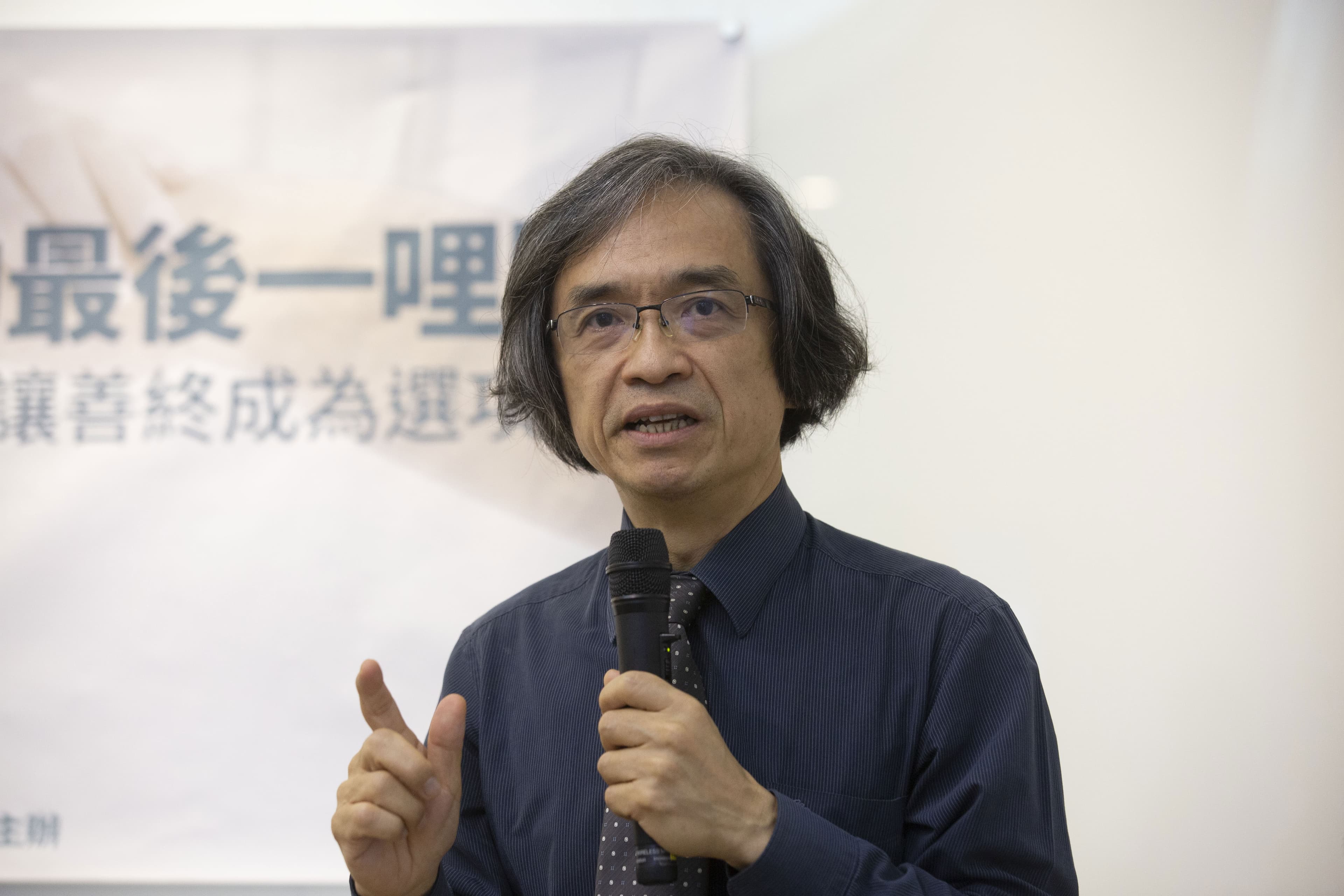 醫師江盛積極照顧自己，包括預備好自己的死亡，不願女兒陷入像他2年多前照顧母親那樣的艱難處境。（本刊資料照）