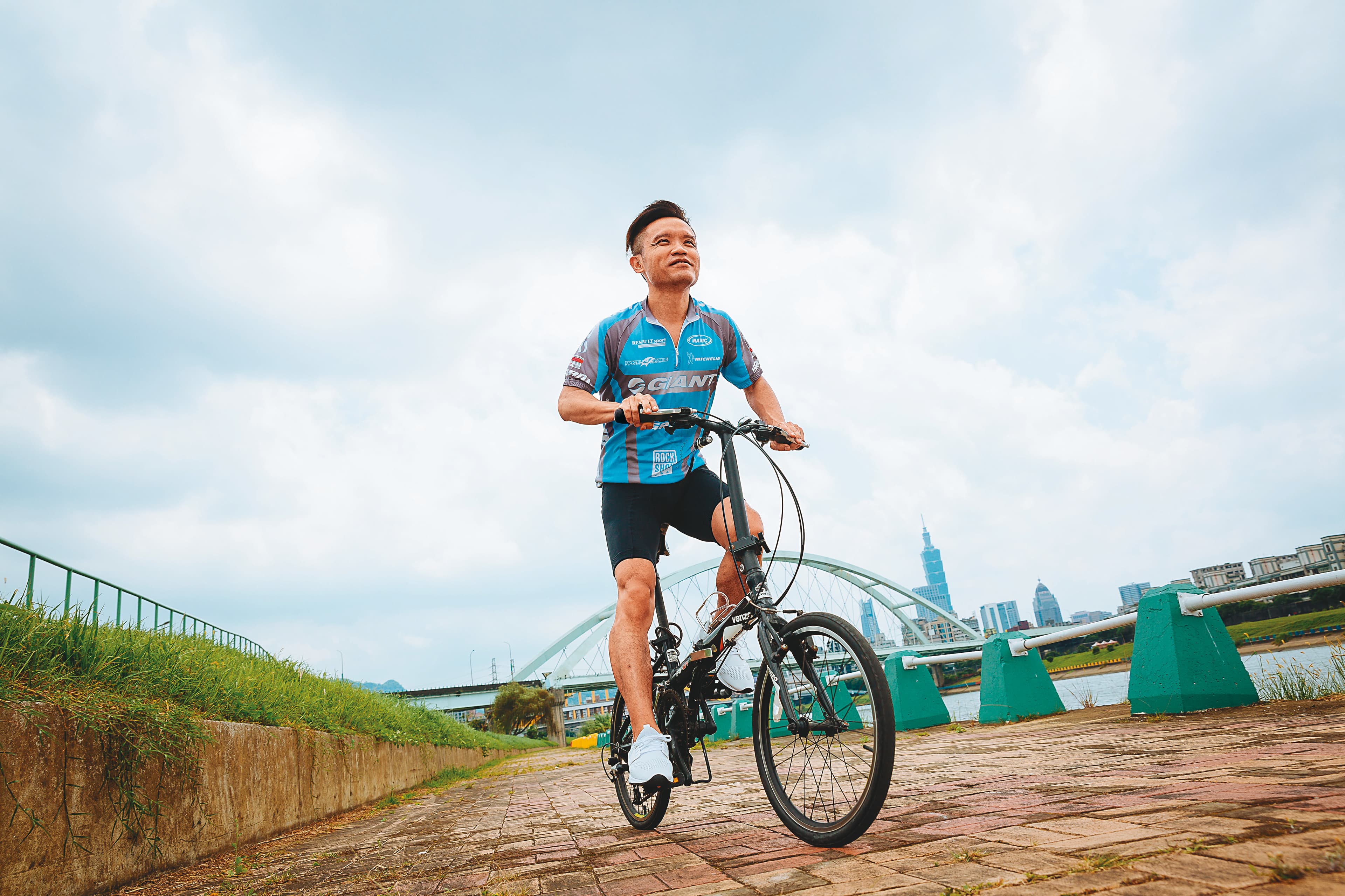 平日下午收盤後，楊燁換上車衣，藉由單車運動釋放壓力。