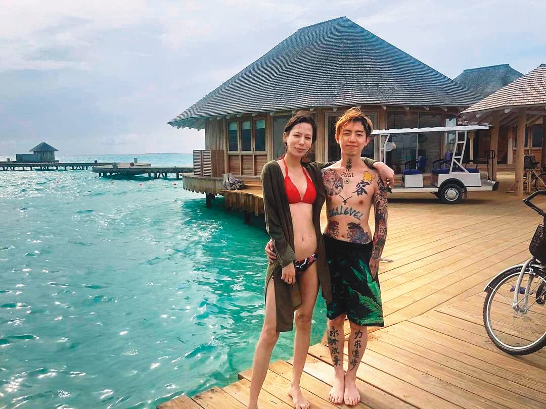 2年前，謝和弦（右）還帶著混血老婆Keanna（左）至馬爾地夫度假，當時2人常秀恩愛。
