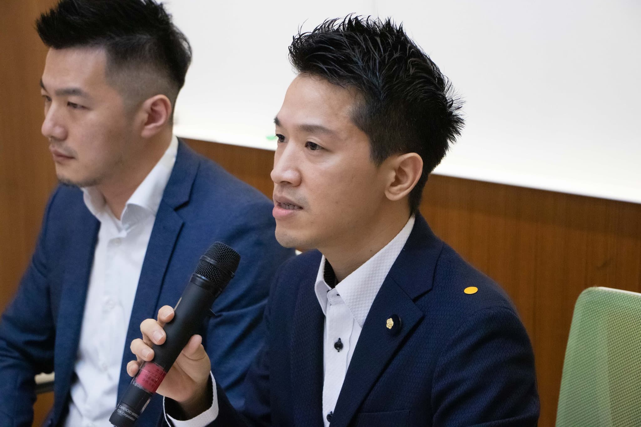 立委何志偉11日召開記者會，並邀請招名威、教育部高等教育司科長宋雯倩與會。（翻攝何志偉臉書）