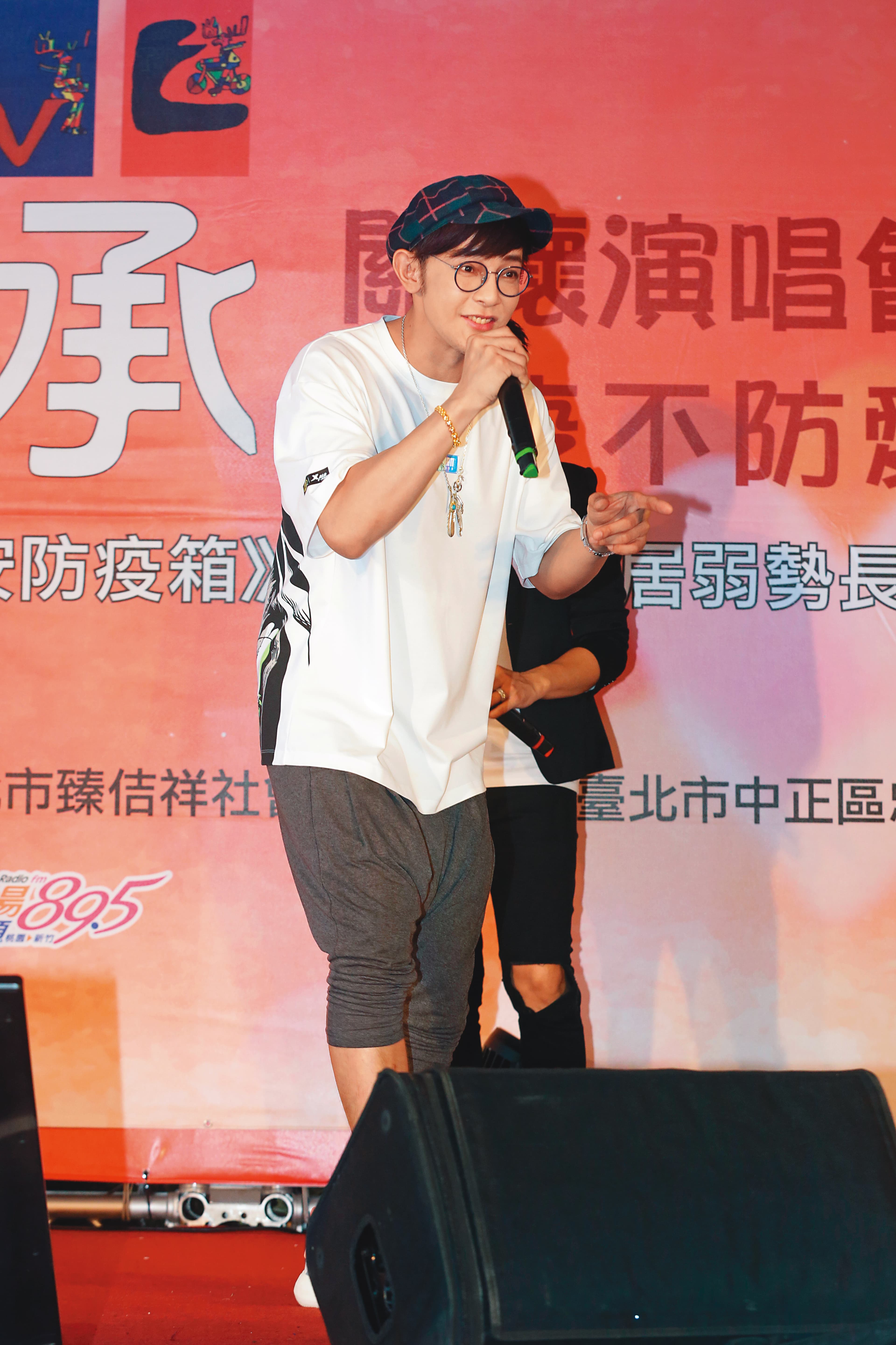 汪東城穿上之前周董常穿的「飛鼠褲」，他還搭配圓框眼鏡裝可愛。